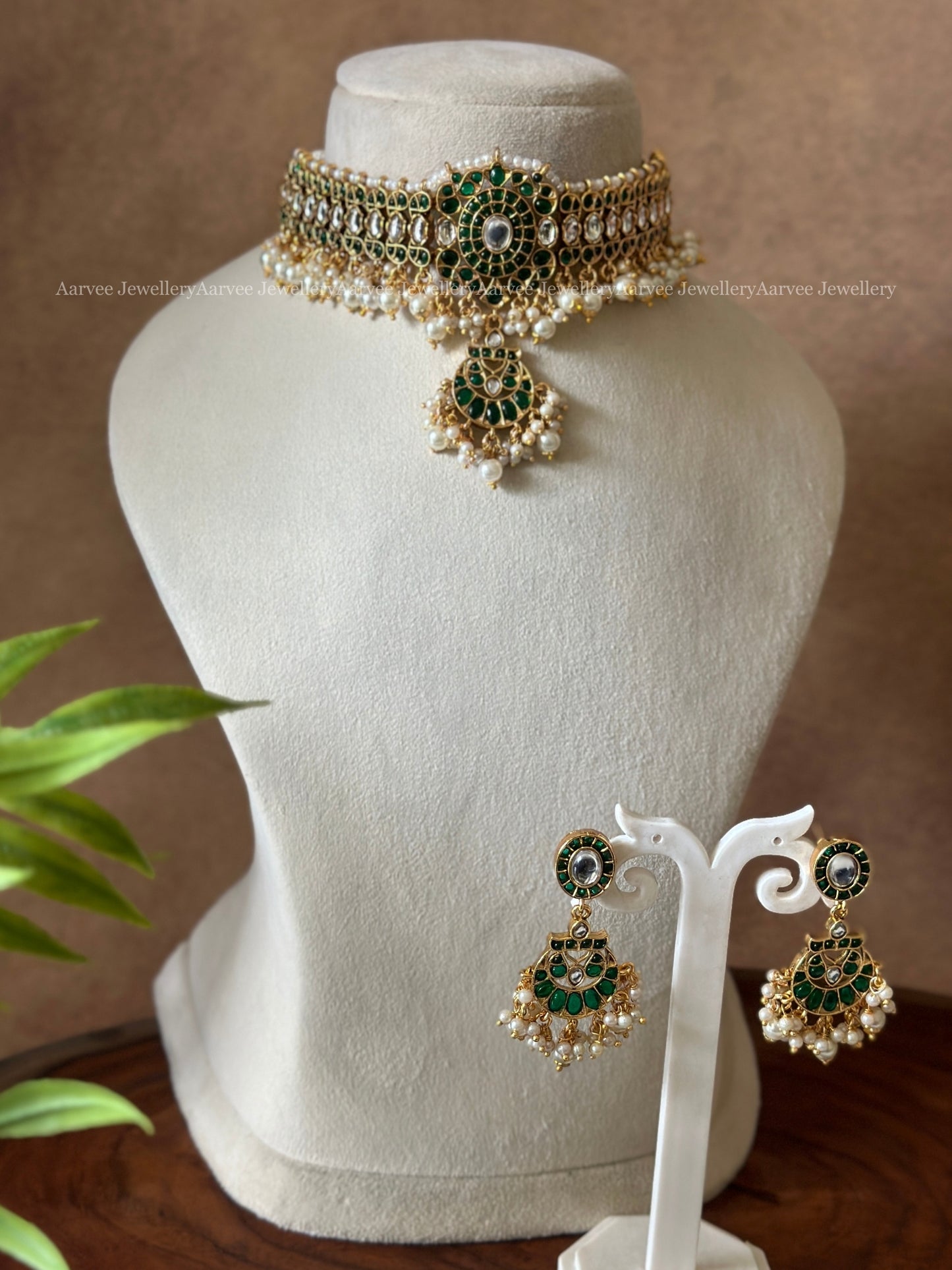 KEMP CHOKER SET WITH GREEN STONES & PEARL BEADS
