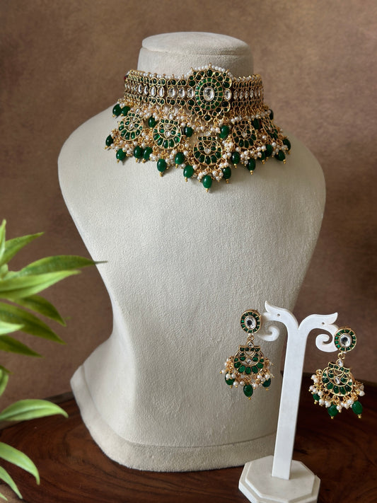 KEMP CHOKER FEATURING A MULTI-PENDANT DESIGN, ADORND WITH GREEN AND WHITE STONES, FINISHED WITH A PLAYFULL MIX OF  GREEN AND  PEARLS BEADS.