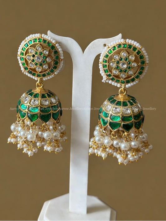 JADAU KUNDAN BUTTA JHUMKI WITH GREEN STONES & PEARLS