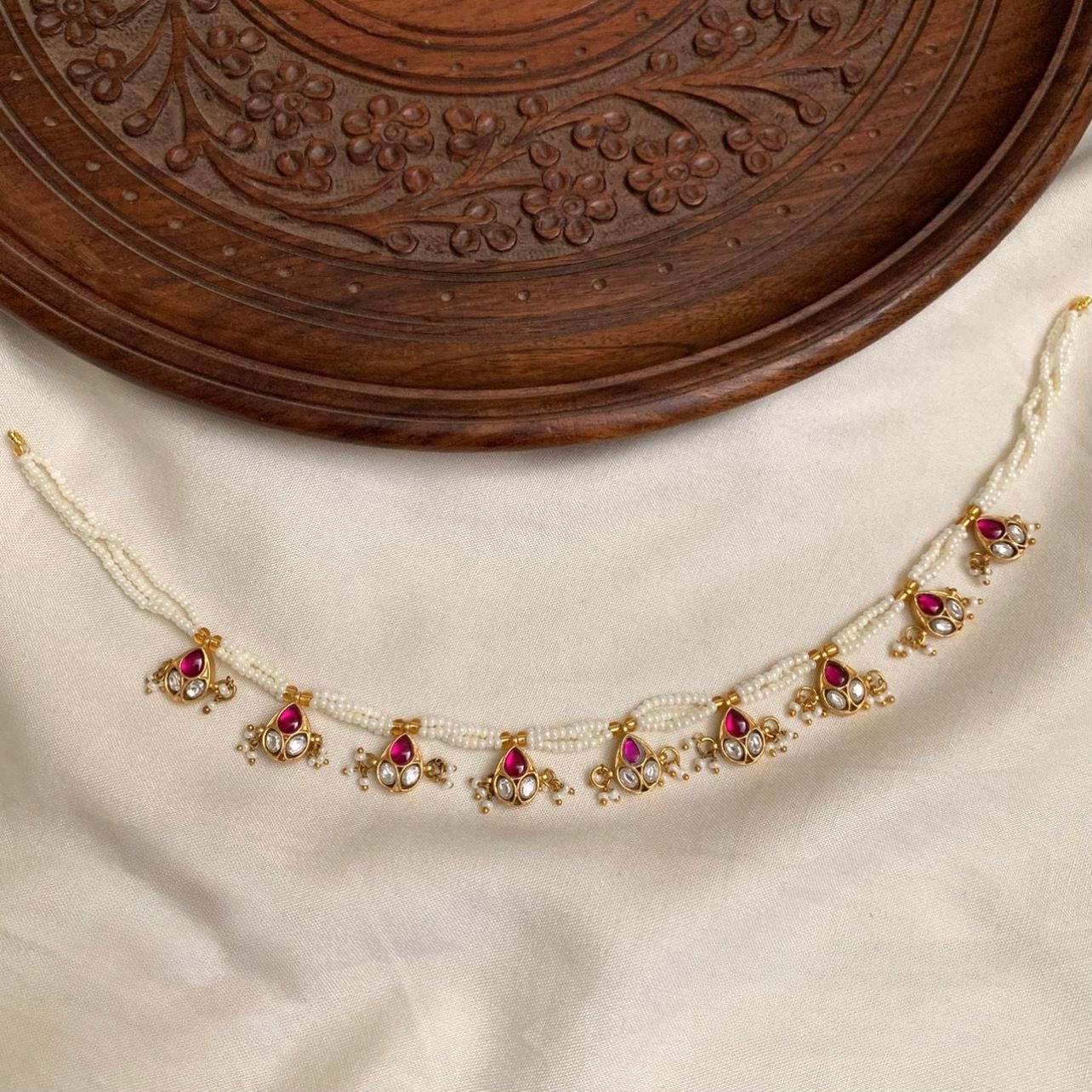 MINIMAL SUGAR BEADS PEARL CHOKER WITH RUBY/WHITE KUNDAN STONES FLORAL DROPS