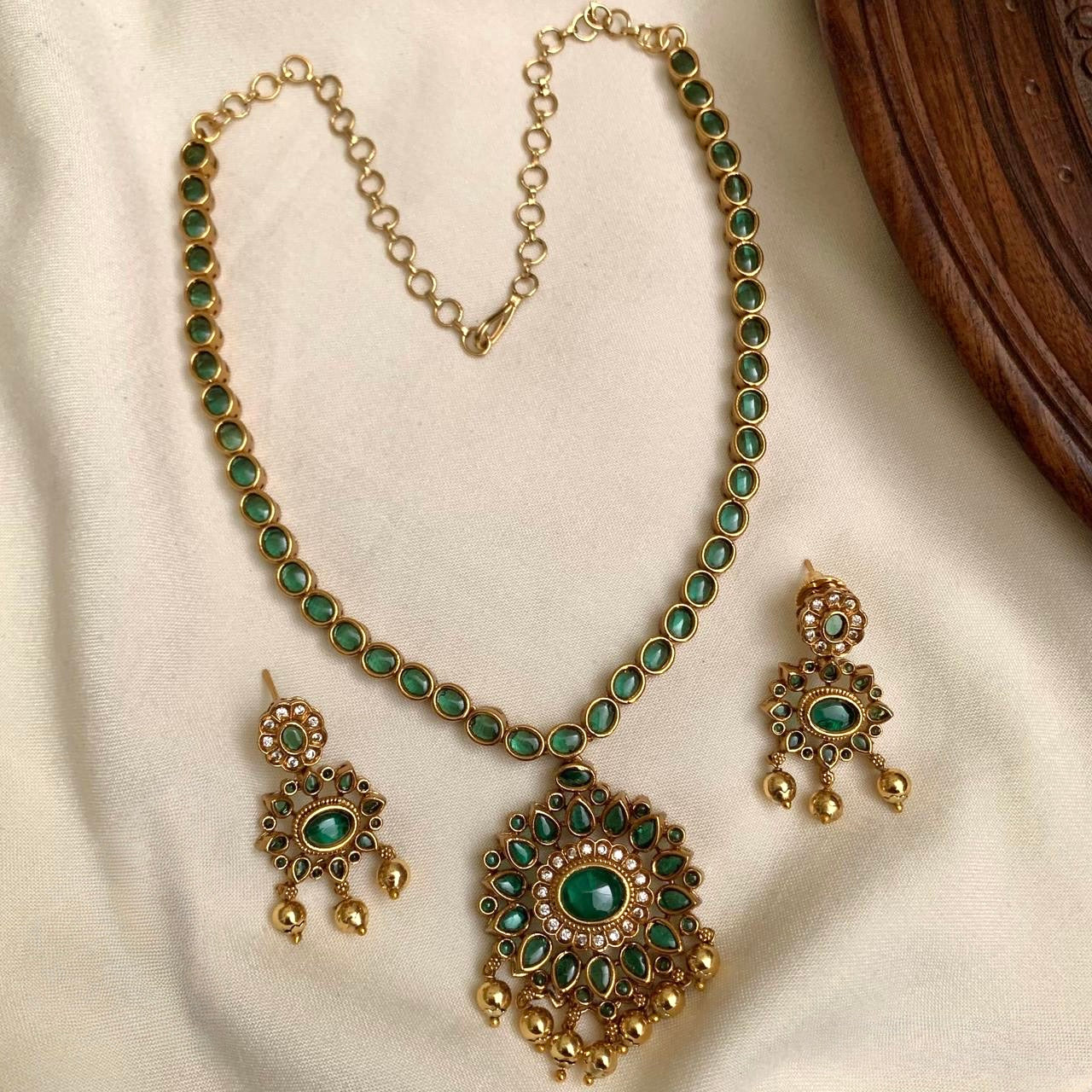 KEMP GREEN STONE NECKLACE SET WITH GOLD BEADS