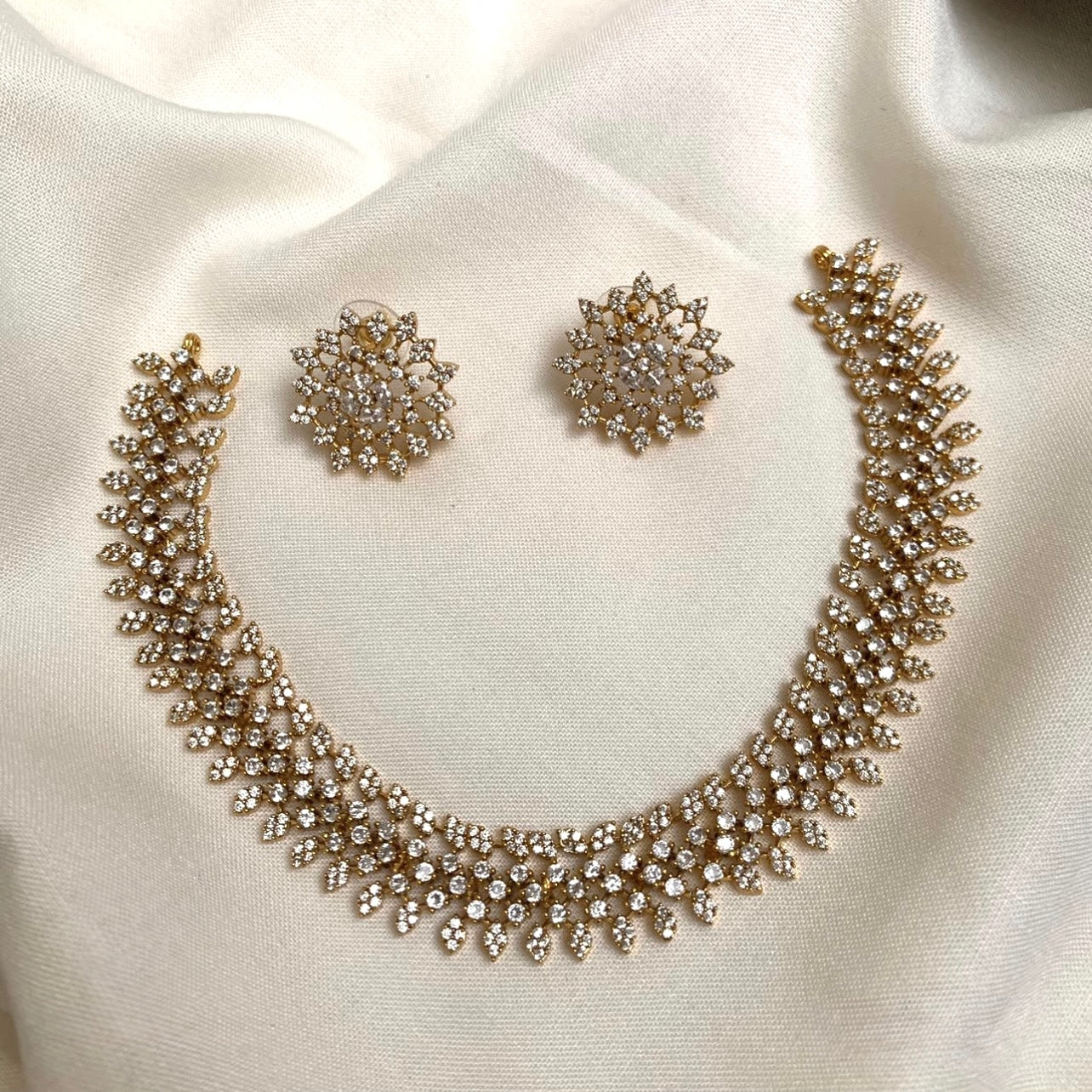 AD WHITE STONES NECKLACE WITH STAR STUDS