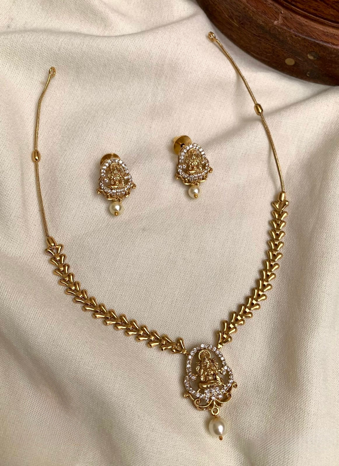 DELICATE GOLD CHAIN SET WITH LAKSHMI PENDANT