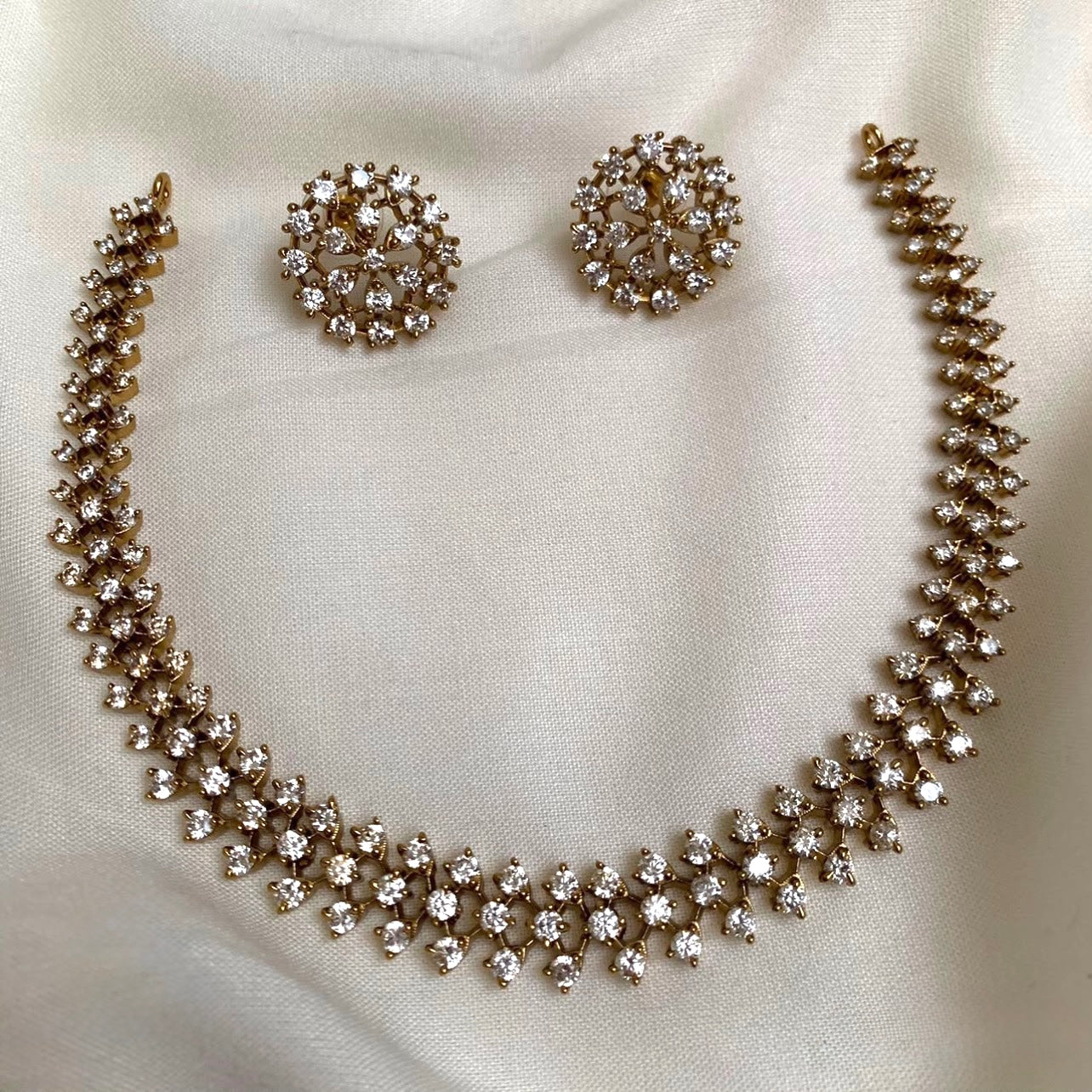 AD WHITE STONES NECKLACE WITH ROUND STUDS