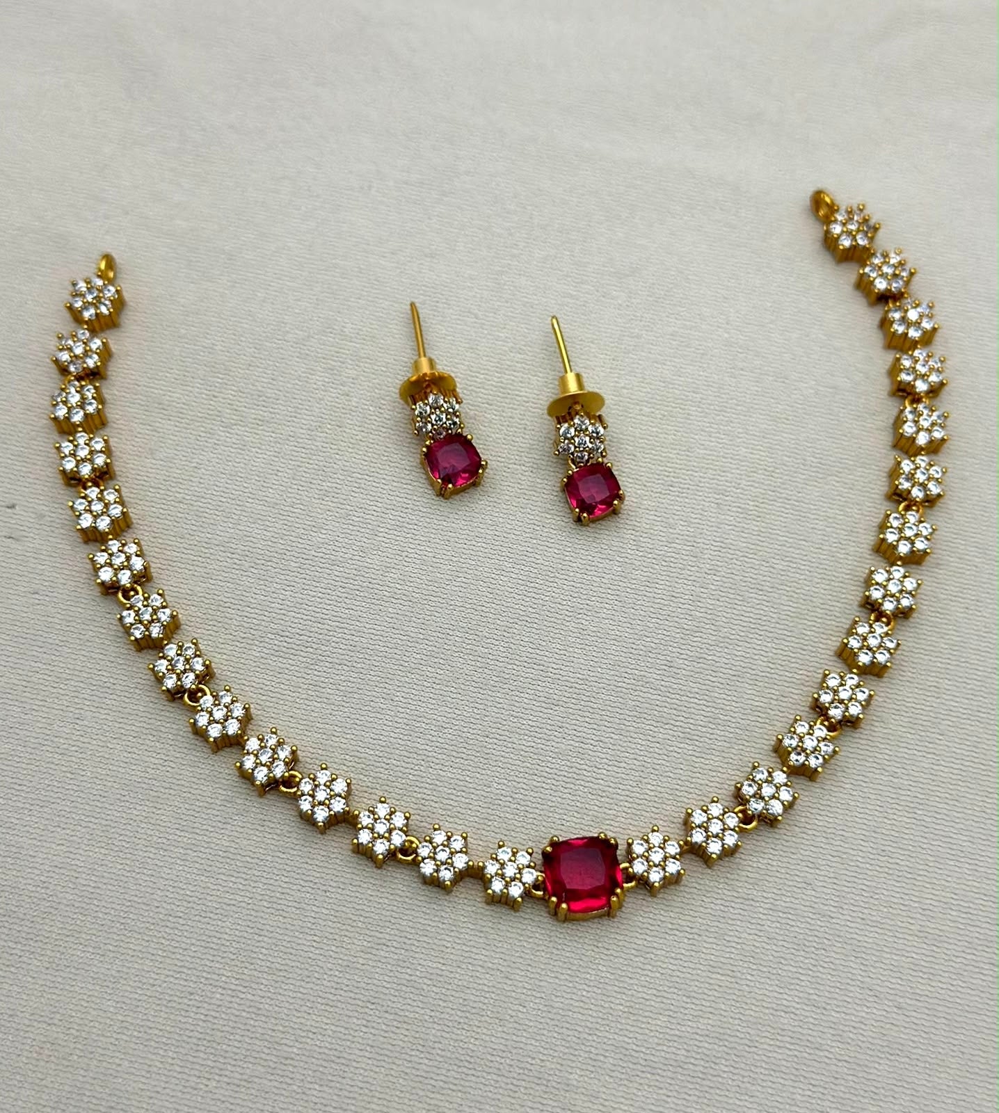 MINIMAL WHITE / RED STONE FLORAL NECKLACE SET