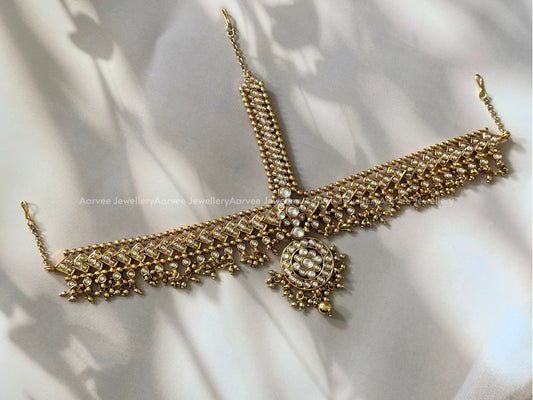 ANTIQUE FINISH KUNDAN WHITE STONE MATHAPATHI WITH ROUND PENDANT IN GOLD BEADS