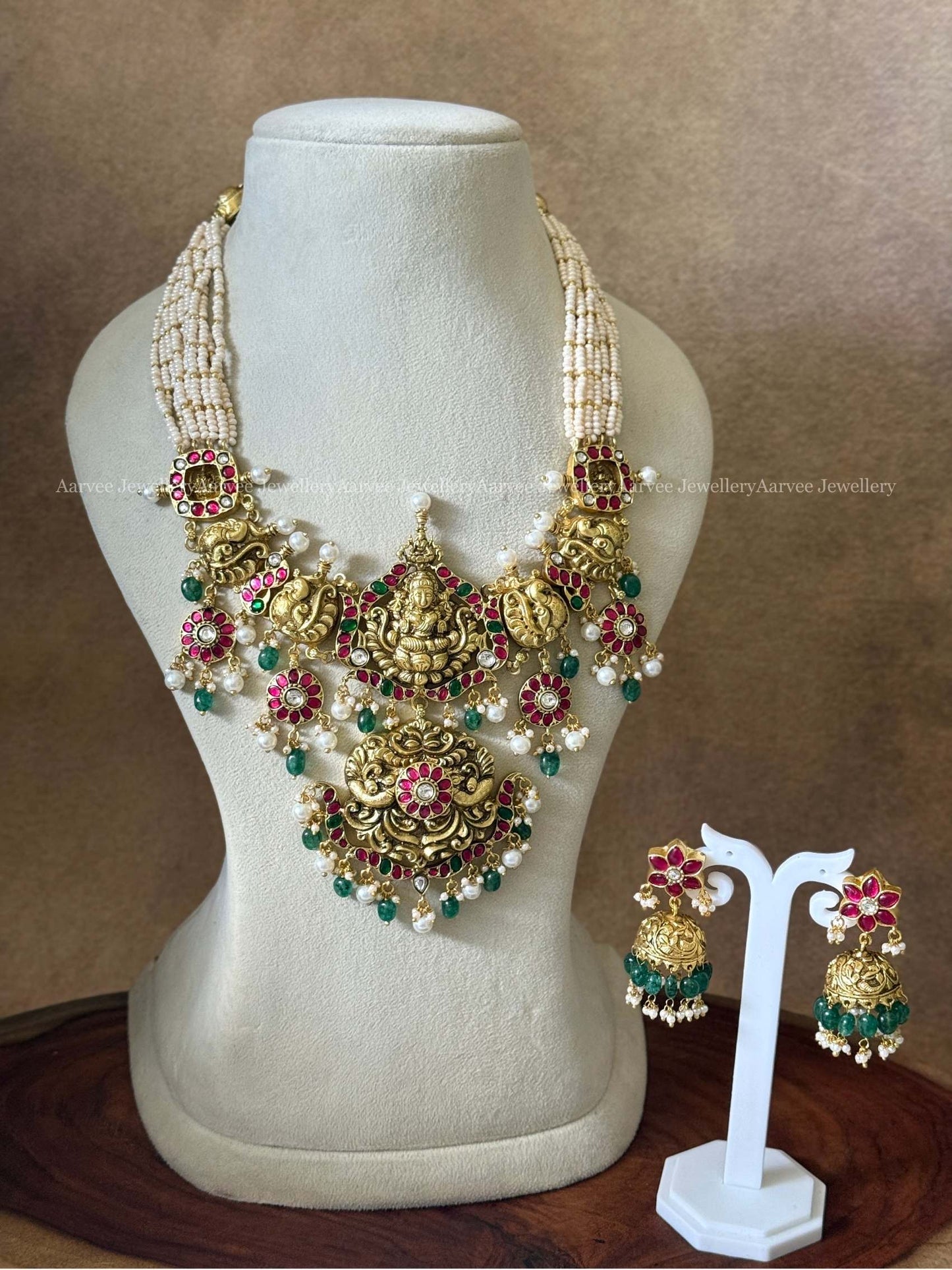 JADAU KUNDAN PEARL BUNCH MIDLENGTH NECKLACE SET WITH LAXMI PENDANT AND GREEN BEADS