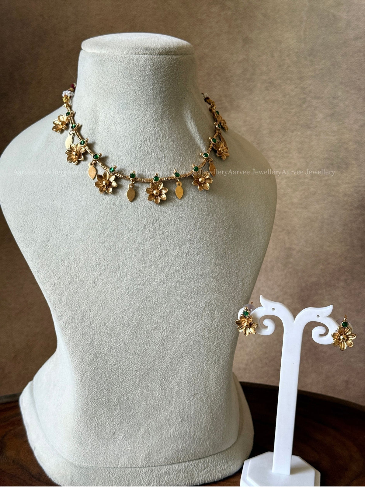GOLD CHAIN NECKLACE SET WITH GREEN STONE FLORAL & LEAF DESIGN
