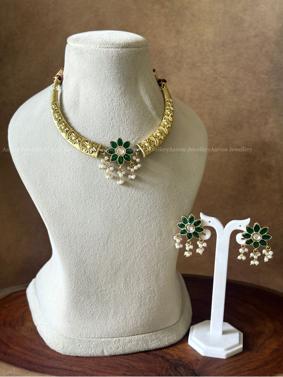 JADAU KUNDAN GOLD TONE KANTI NECKLACE SET WITH GREEN STONE FLORAL PENDANT
