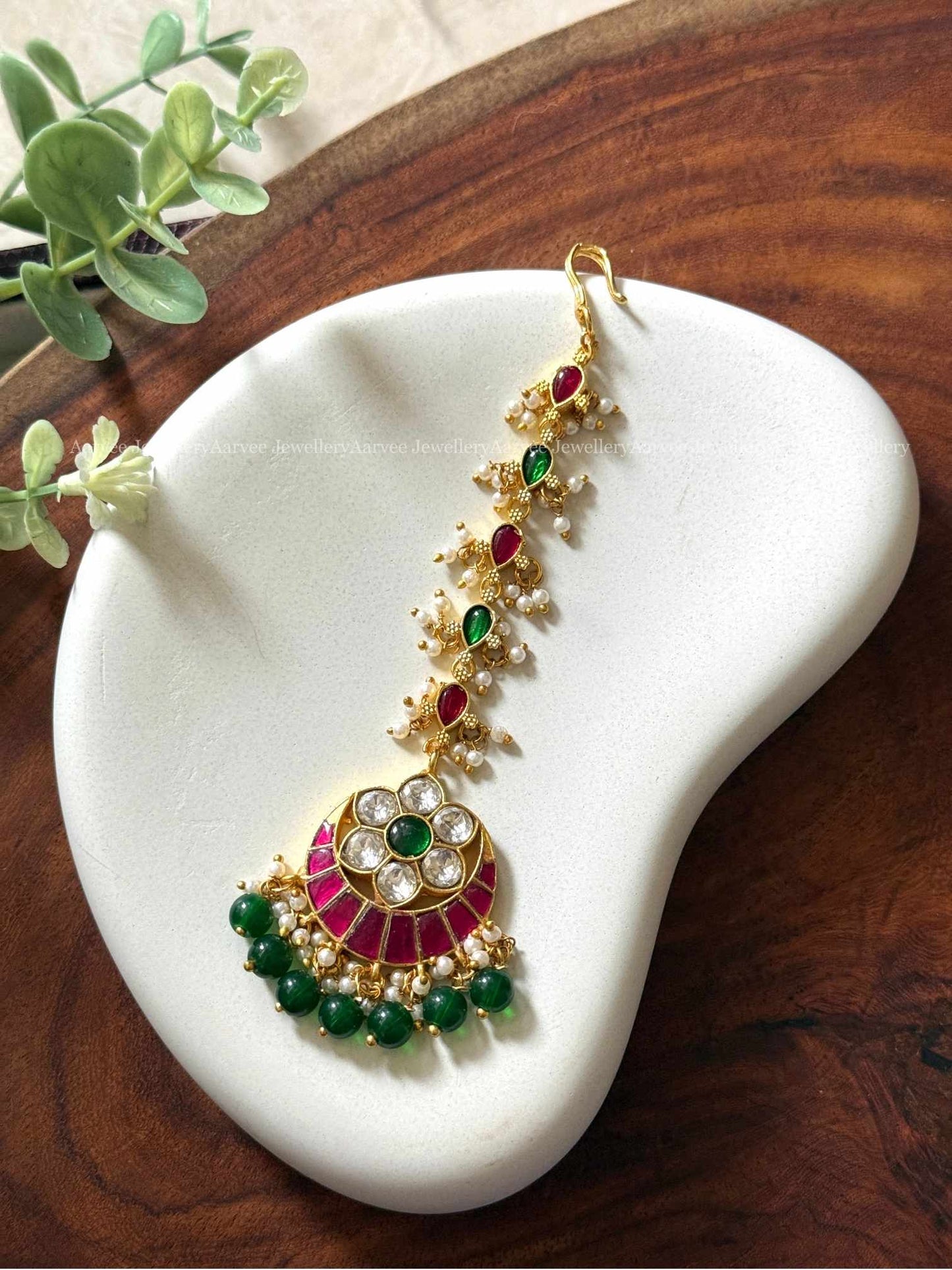 JADAU KUNDAN CHAND TIKKA WITH RUBY STONES AND GREEN BEADS