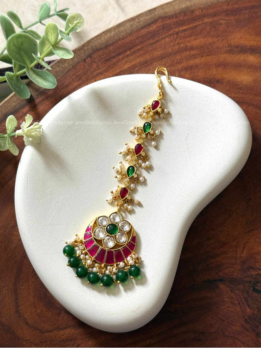 JADAU KUNDAN CHAND TIKKA WITH RUBY STONES AND GREEN BEADS