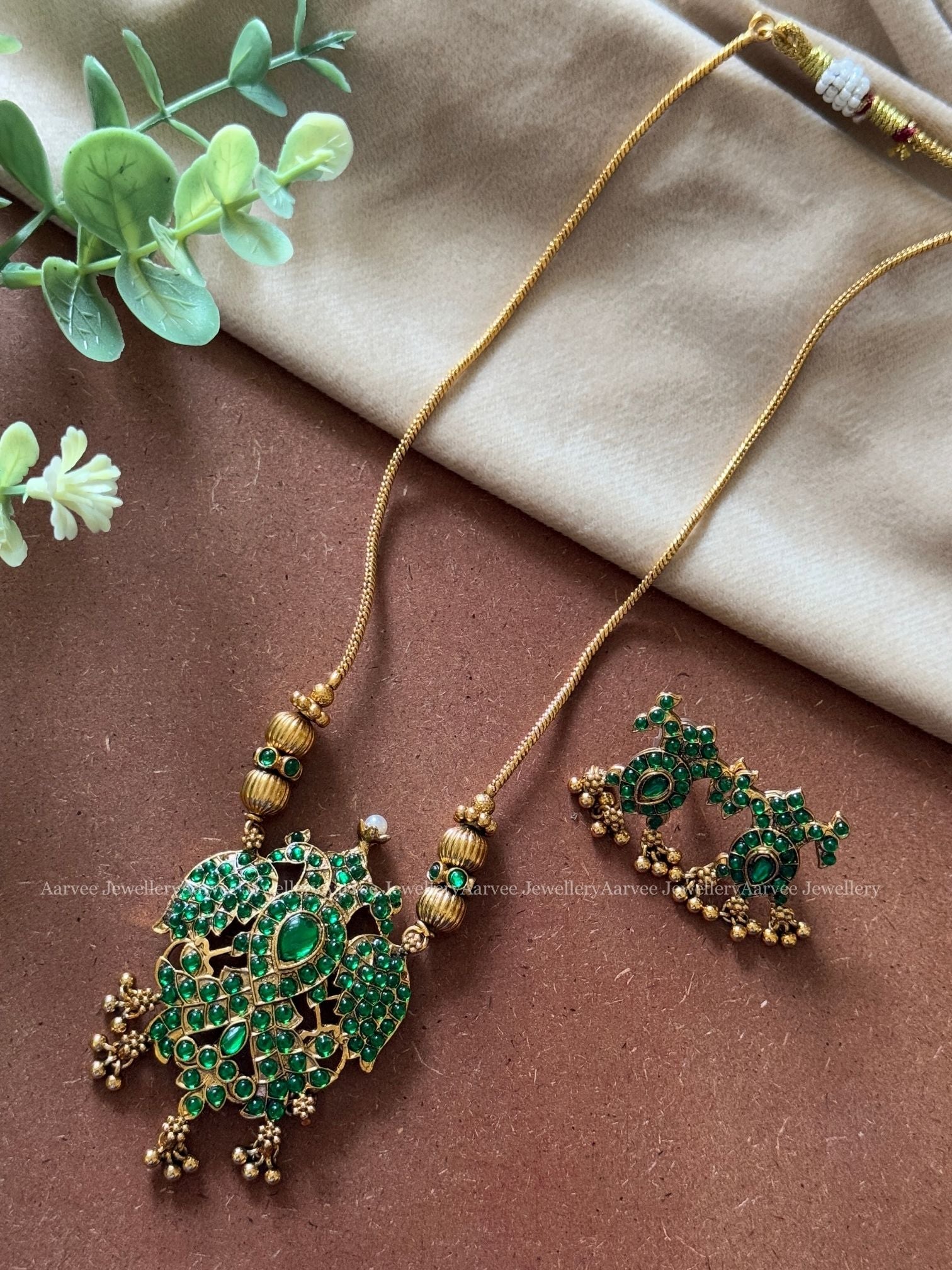 GOLD CHAIN SET WITH GREEN STONE GANDA BERUNDA PENDANT
