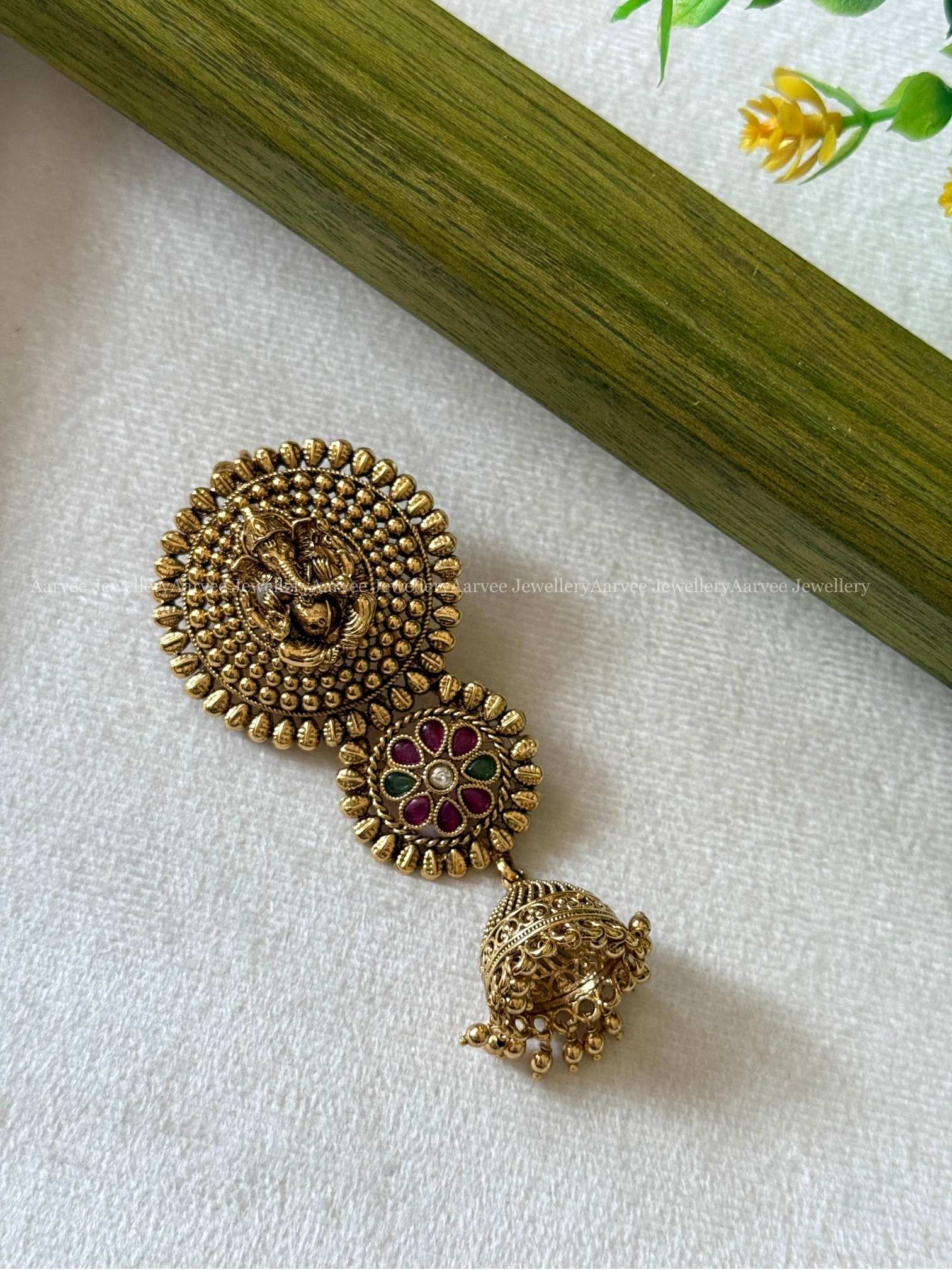 HAIR ACCESSORY / JADA BILLA - RUBY / GREEN STONE WITH GANESHA DESIGN 