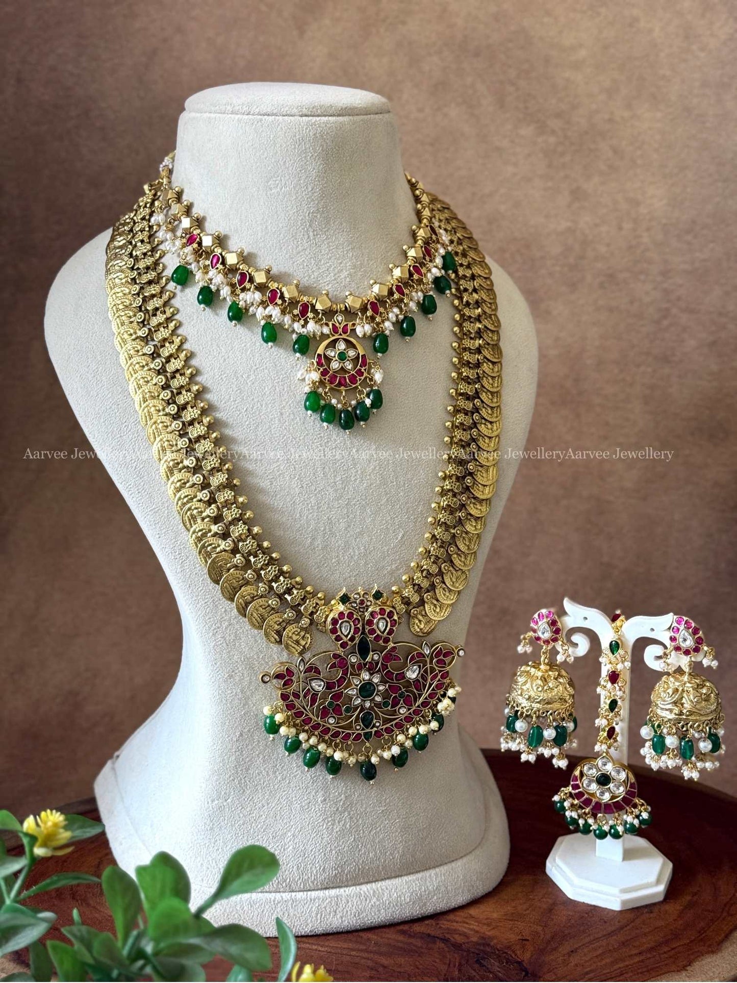 AN EXCLUSIVE JADAU KUNDAN BRIDAL JEWELLERY WITH COIN DESIGN AND GREEN BEADS