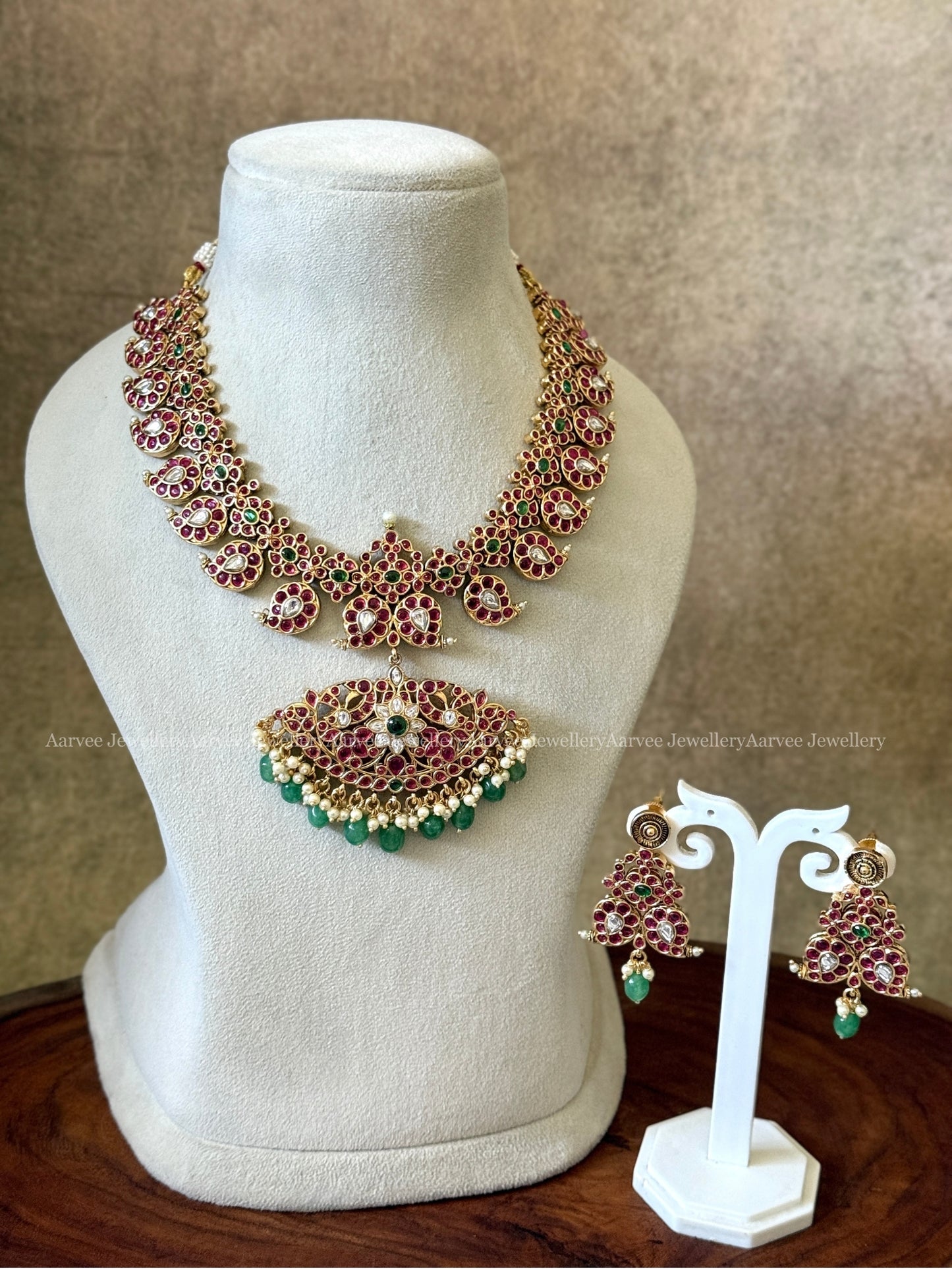 REVERSIBLE 2 IN 1 RUBY / WHITE KEMP STONES NECKLACE SET WITH PASTEL BEADS