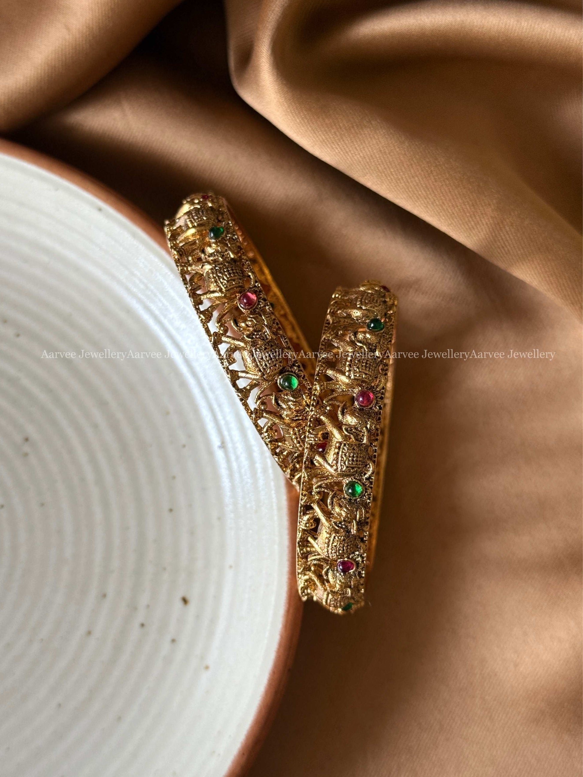 GOLD TONE ELEPHANT MOTIF BANGLES