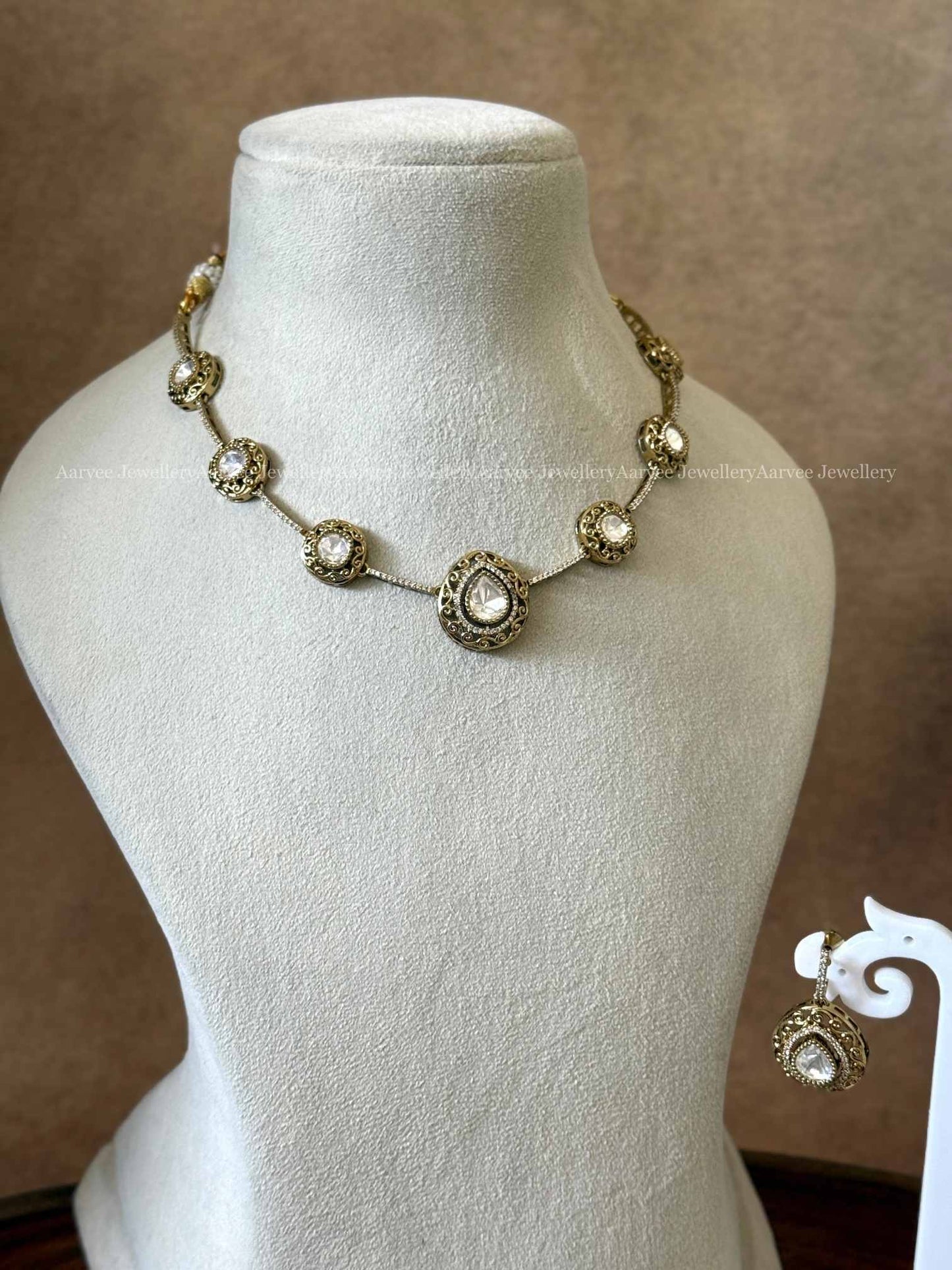 VICTORIAN WHITE STONE ROUND DESIGN NECKLACE SET