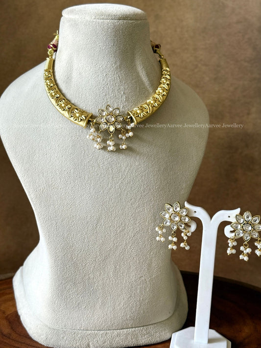 JADAU KUNDAN GOLD TONE KANTI NECKLACE SET WITH WHITE STONE FLORAL PENDANT