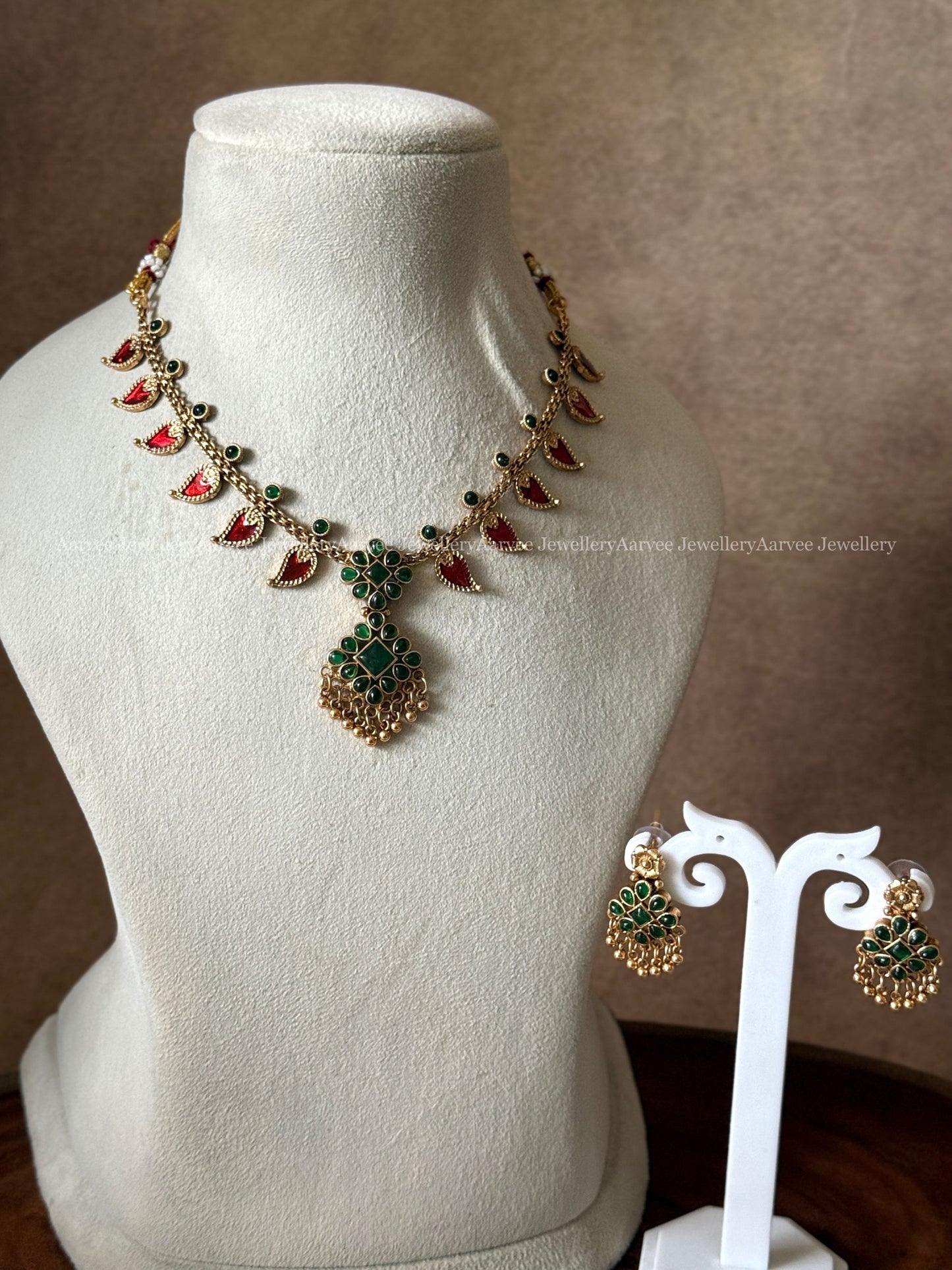 GOLD TONE CHAIN NECKLACE SET WITH RUBY COLOR MANGO AND GREEN FLORAL PENDANT