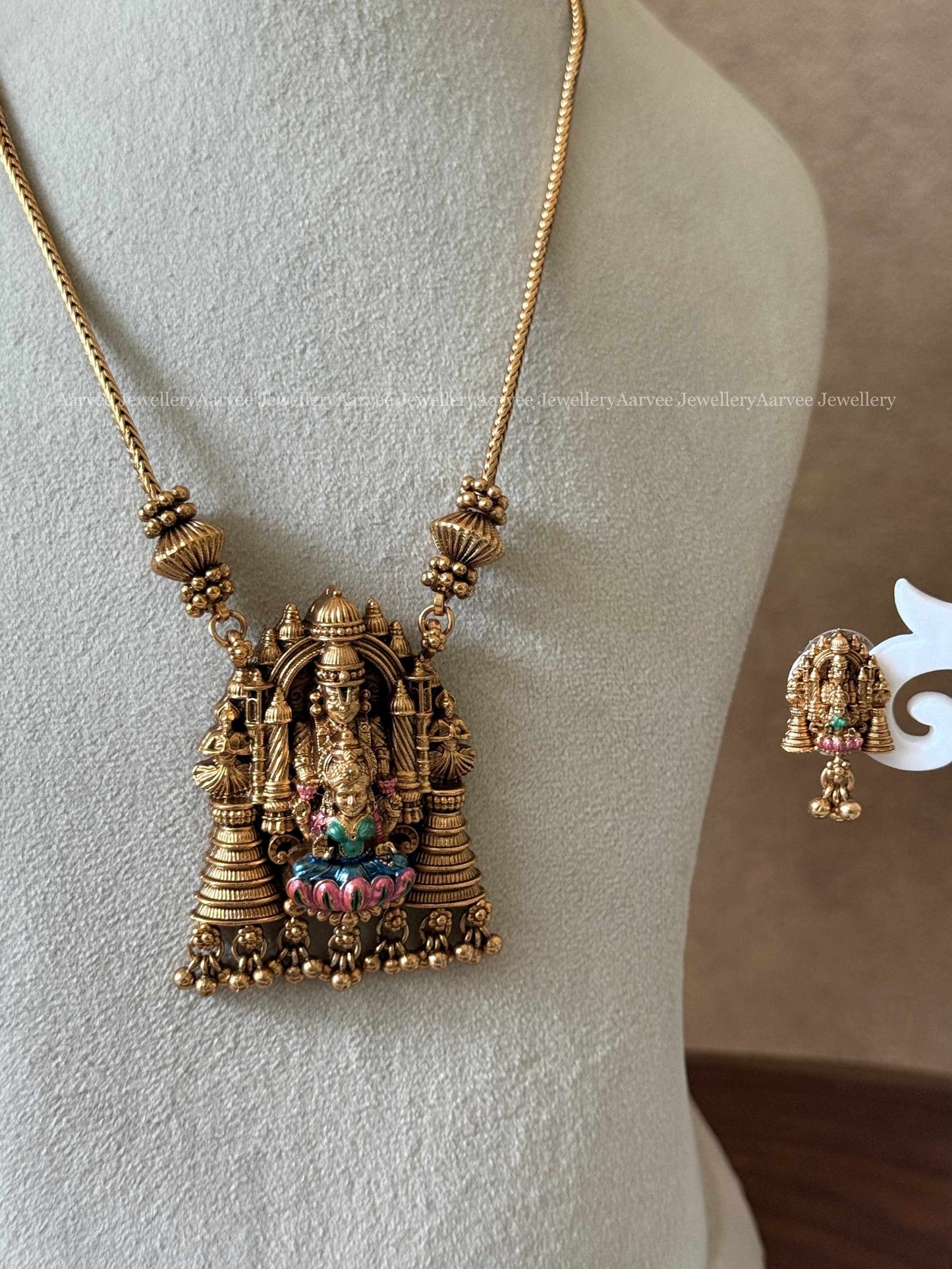 PLAIN MID LENGTH GOLD CHAIN WITH PERUMAL LAKSHMI PENDANT SET