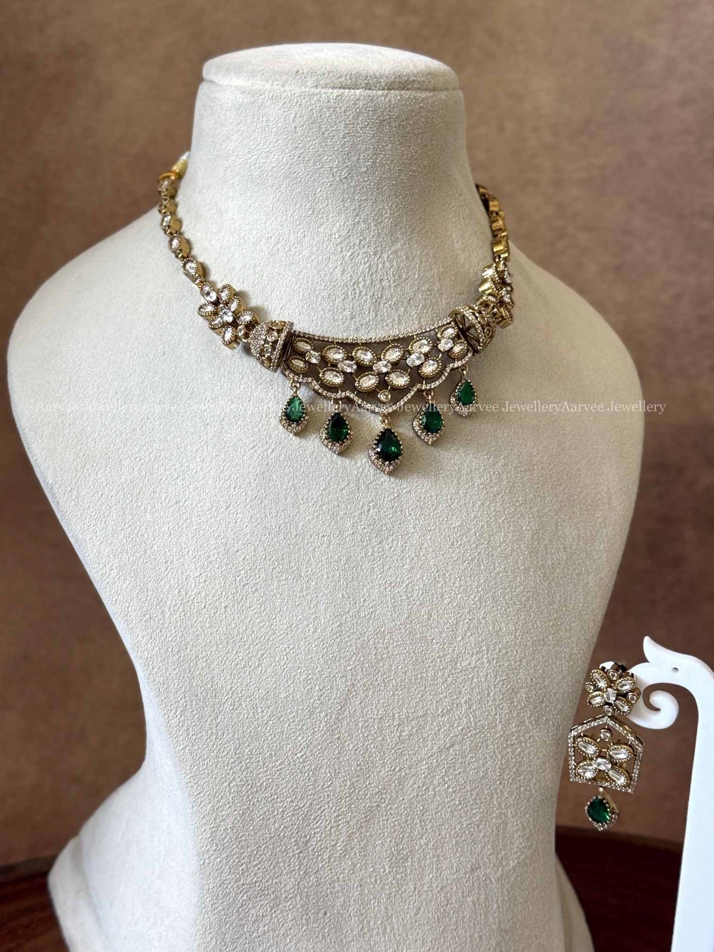 MINIMAL VICTORIAN WHITE / GREEN STONES FLORAL NECKLACE SET