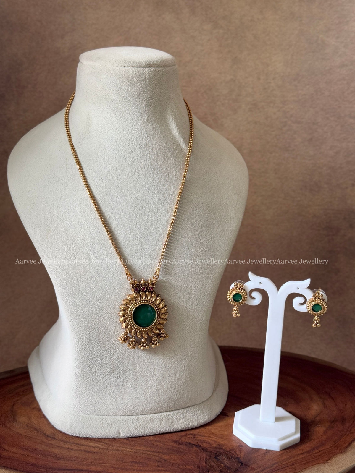 NECKLACEGOLD CHAIN SET WITH ROUND GREEN STONE PENDANT