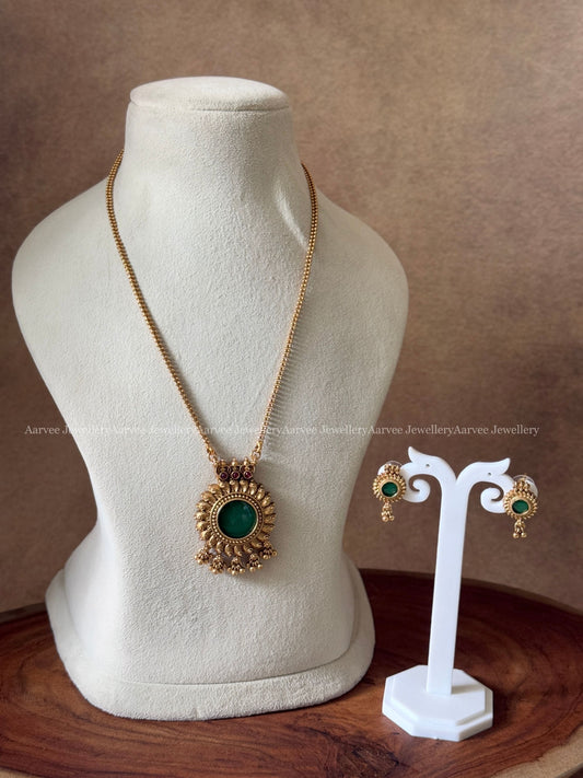 NECKLACEGOLD CHAIN SET WITH ROUND GREEN STONE PENDANT