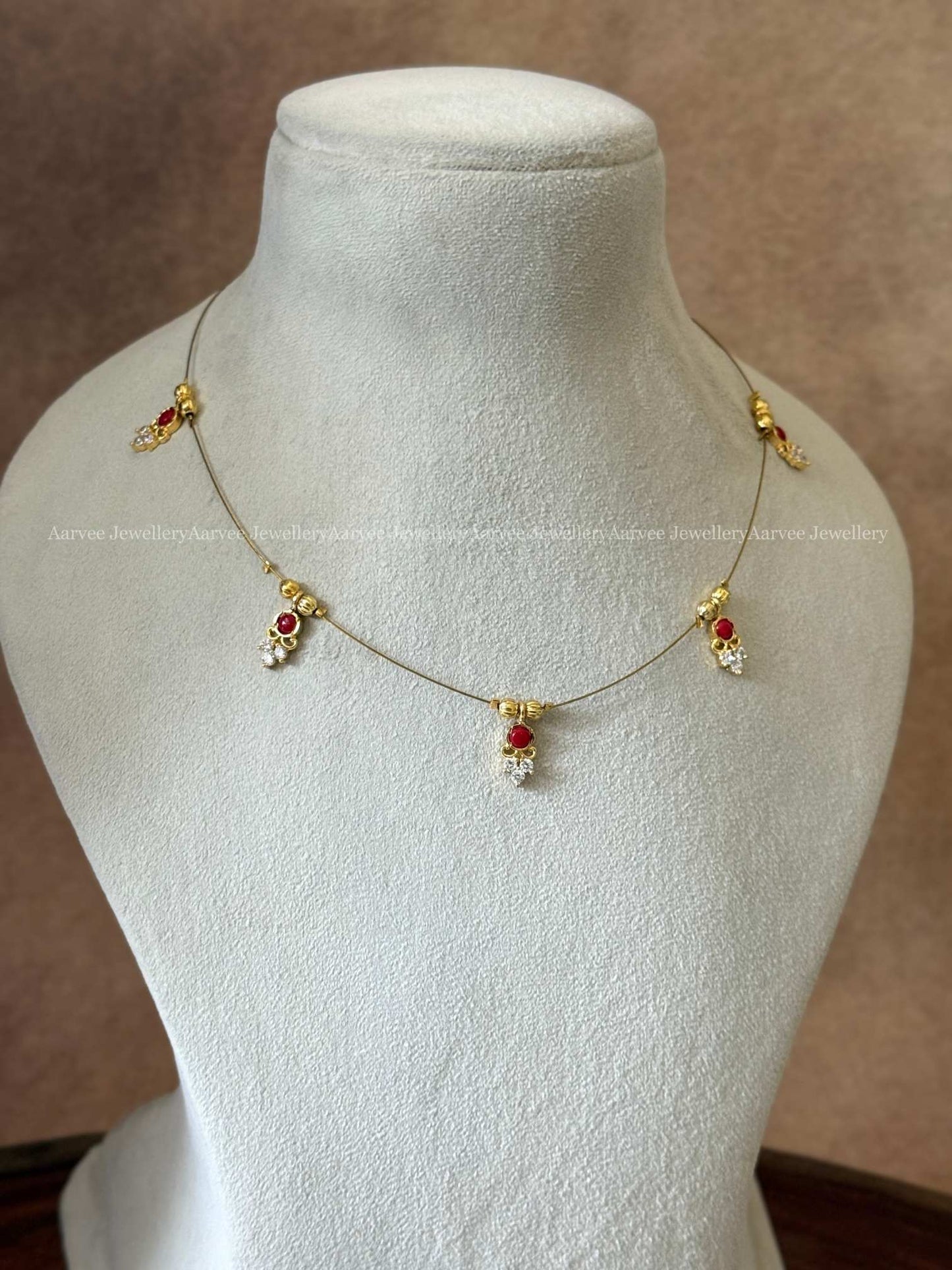 INVISIBLE RED / WHITE STONE NECKLACE SET