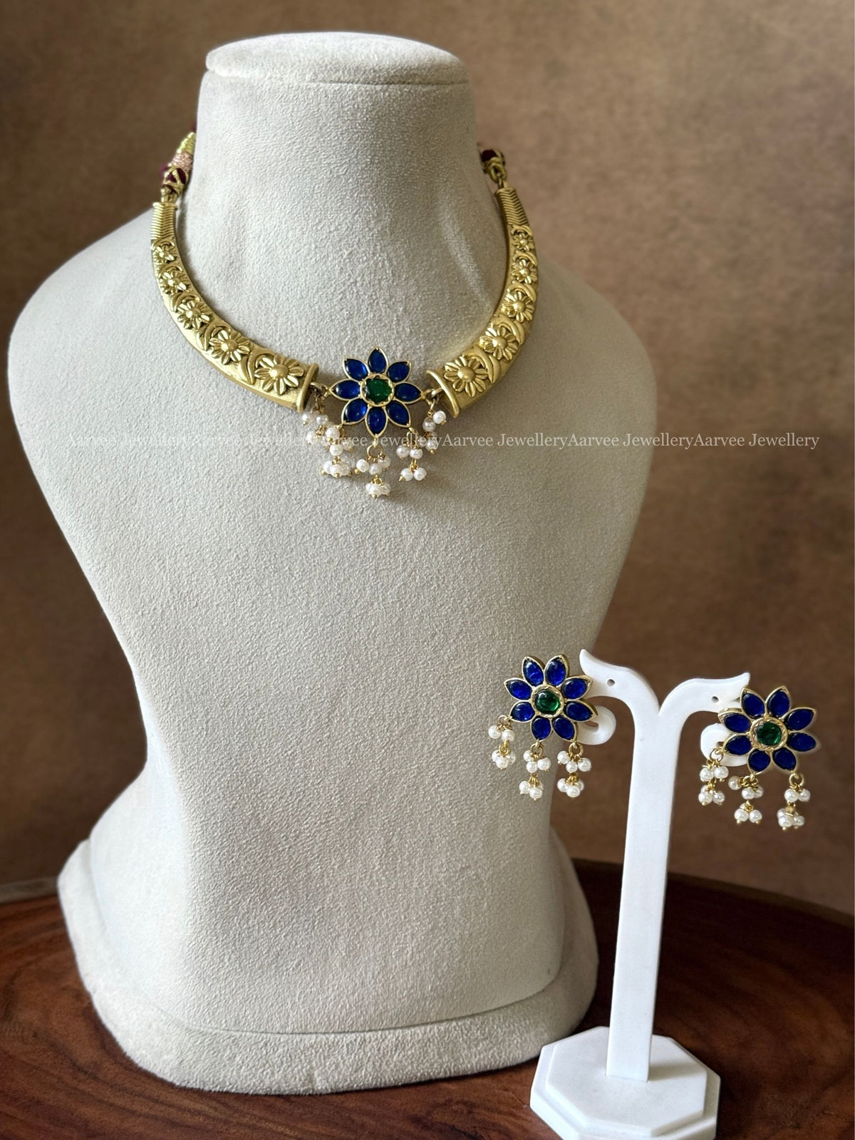 JADAU KUNDAN GOLD TONE KANTI NECKLACE SET WITH BLUE STONE FLORAL PENDANT