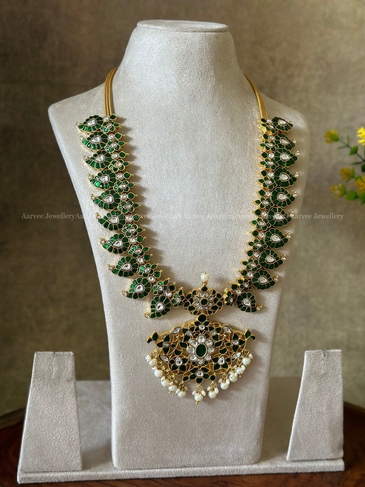 JADAU KUNDAN GREEN STONE MANGO MOTIF BRIDAL JEWELLERY SET WITH PEARLS