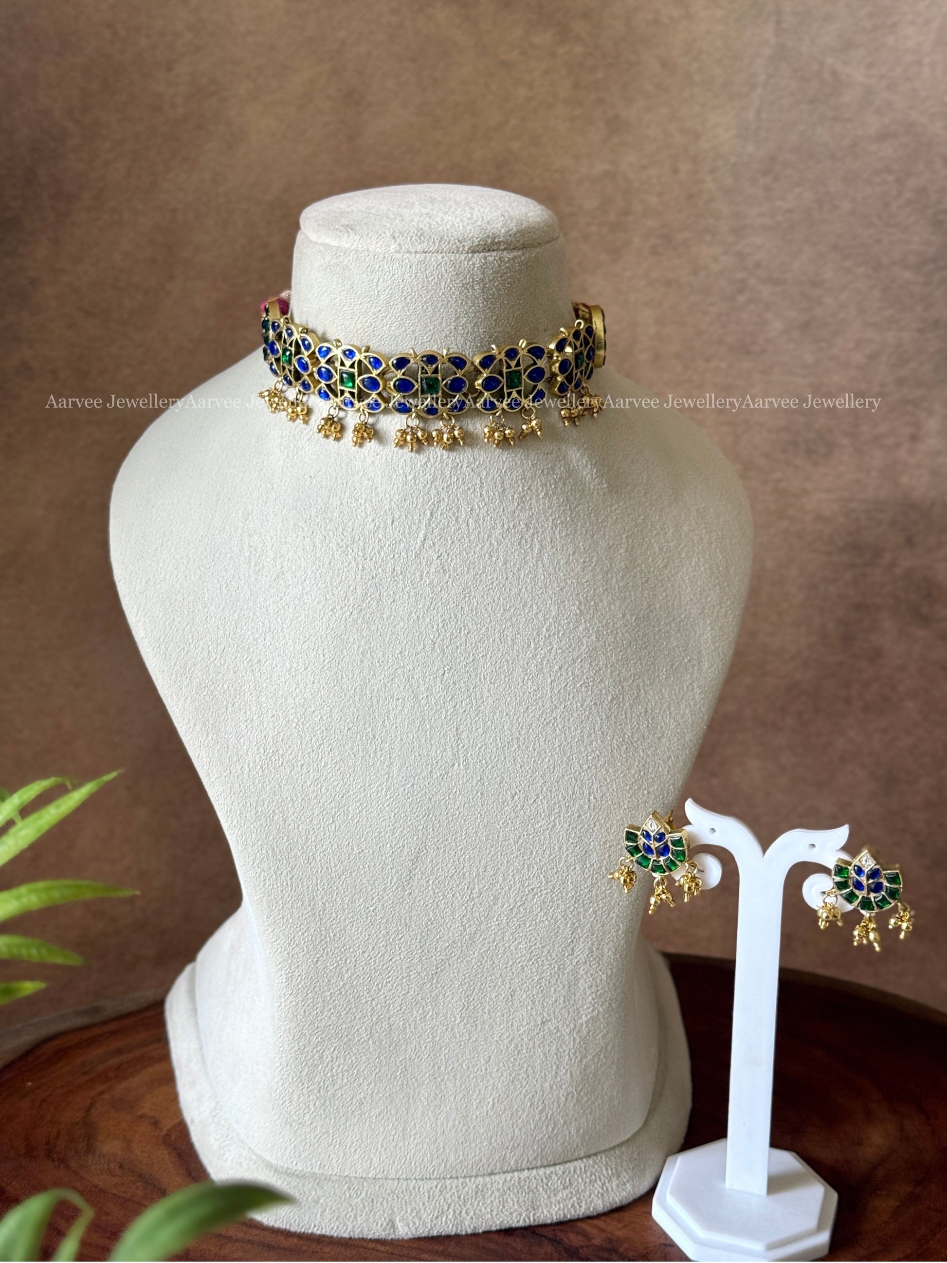 JADAU KUNDAN BLUE / GREEN STONE ELEGHANT CHOKER SET WITH TINY GOLD BEADS