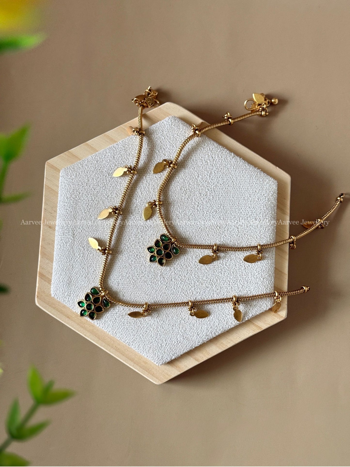 GOLD FINISH GREEN STONE FLORAL ELAKKATHALI ANKLET
