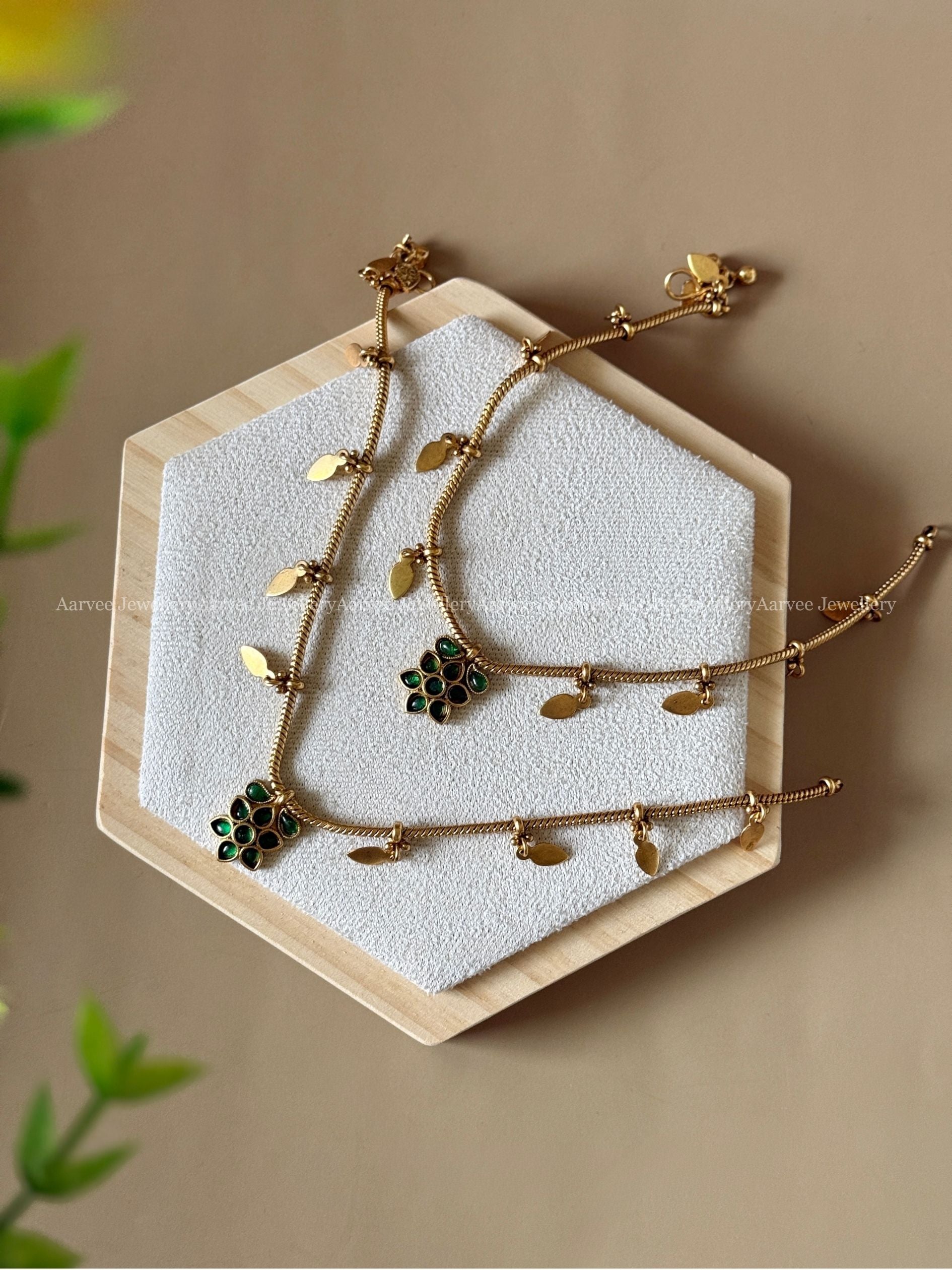 GOLD FINISH GREEN STONE FLORAL ELAKKATHALI ANKLET
