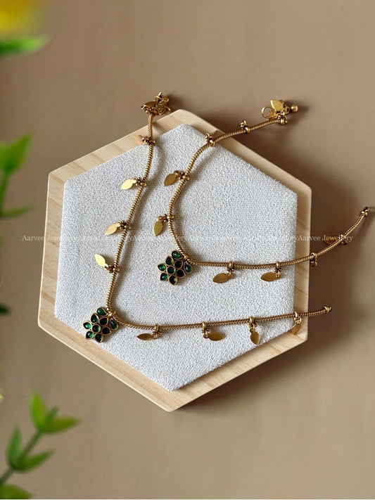 GOLD FINISH GREEN STONE FLORAL ELAKKATHALI ANKLET