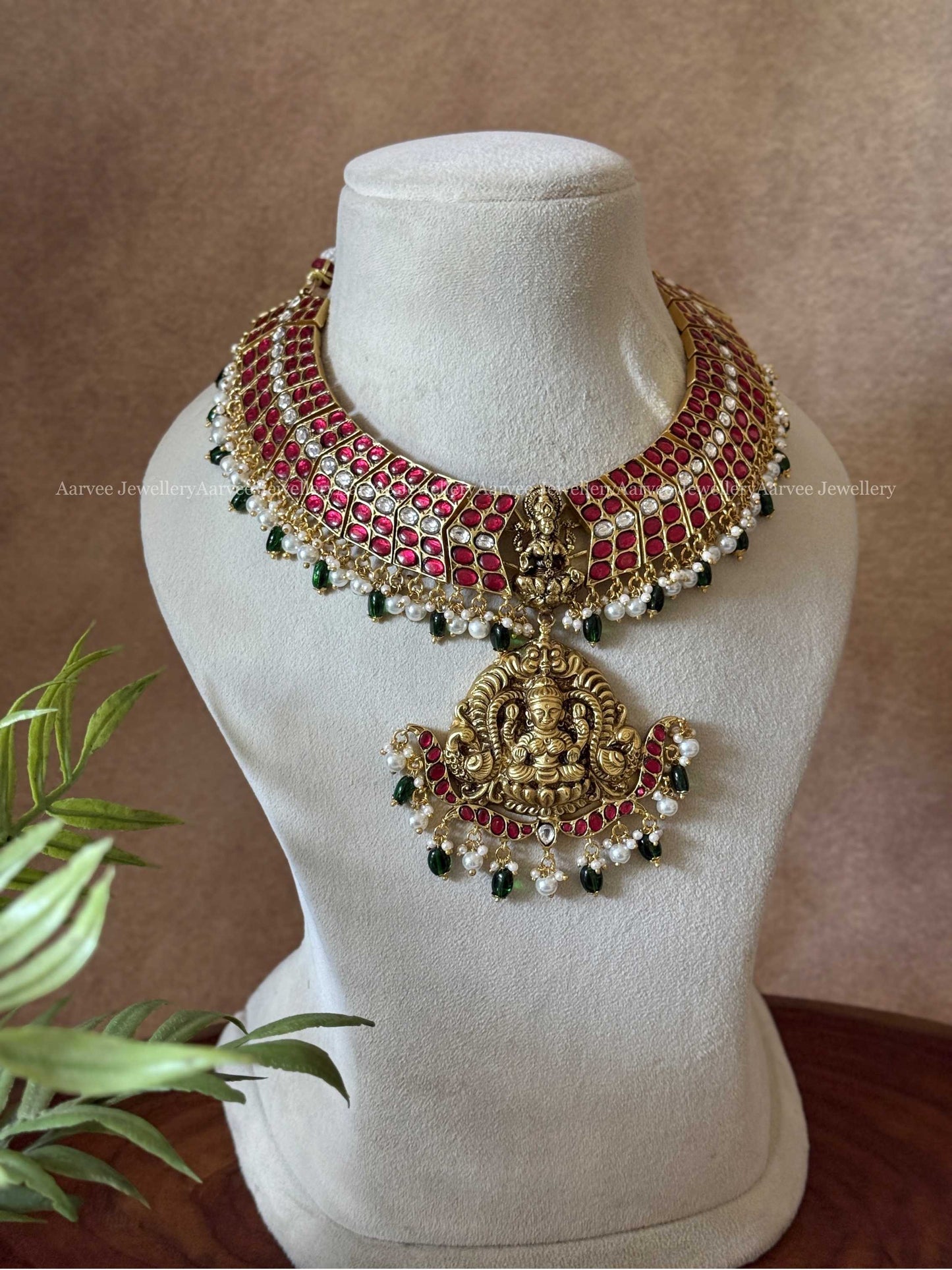 JADAU KUNDAN RUBY STONE STATEMENT NECKLACE WITH LAKSHMI PENDANT AND GREEN / PEARL BEADS