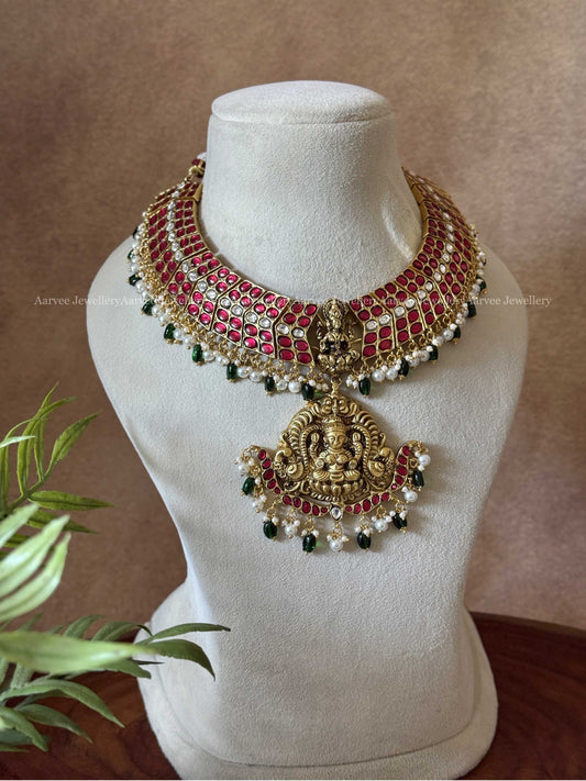 JADAU KUNDAN RUBY STONE STATEMENT NECKLACE WITH LAKSHMI PENDANT AND GREEN / PEARL BEADS