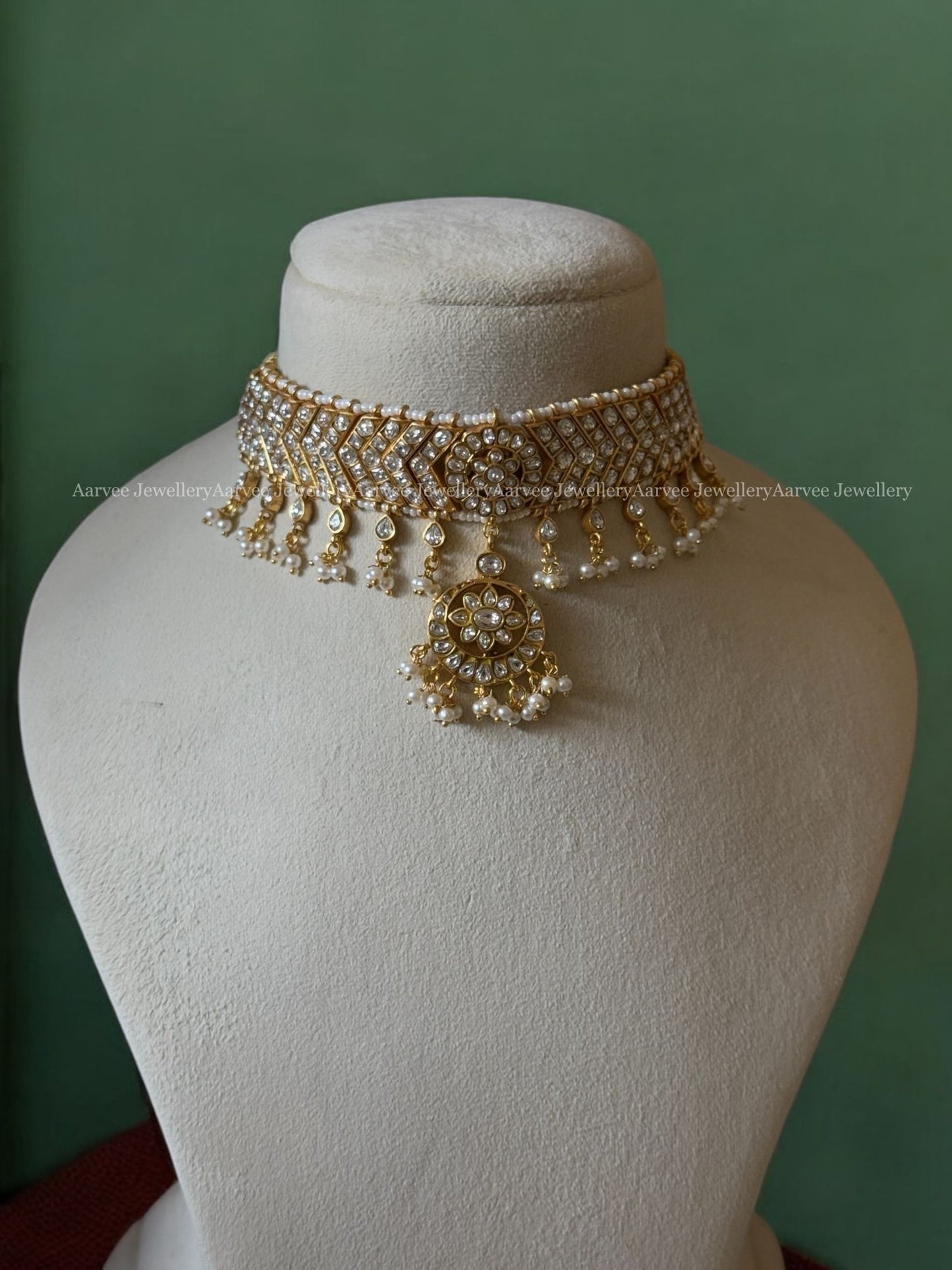 A LUXURIOUS WHITE COLOUR JADAU KUNDAN SEMI BRIDAL JEWELLERY SET