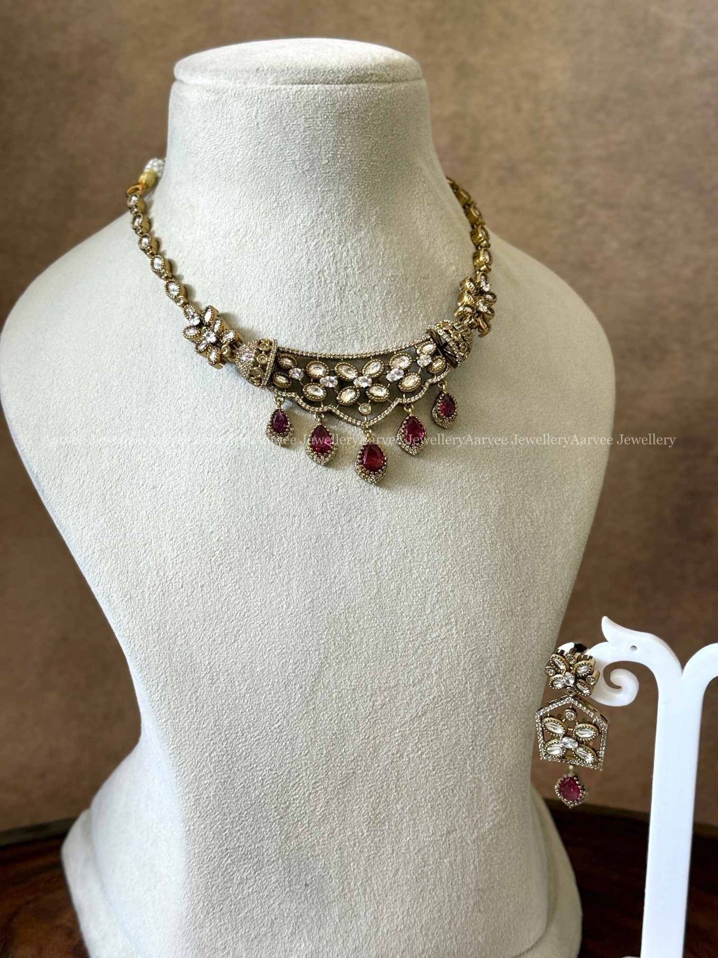 MINIMAL VICTORIAN WHITE / RUBY STONES FLORAL NECKLACE SET