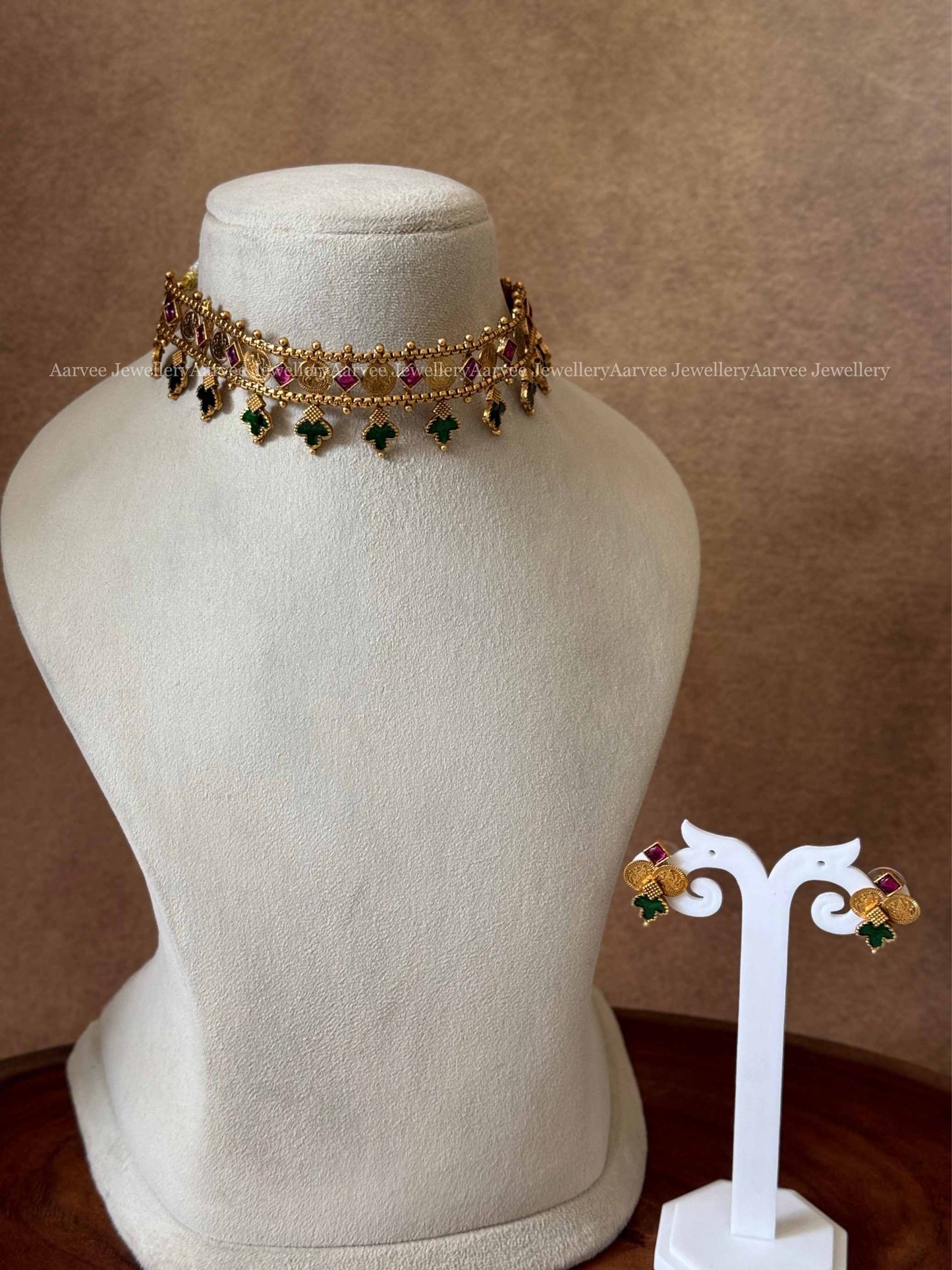 COIN CHOKER SET WITH RUBY / GREEN STONE