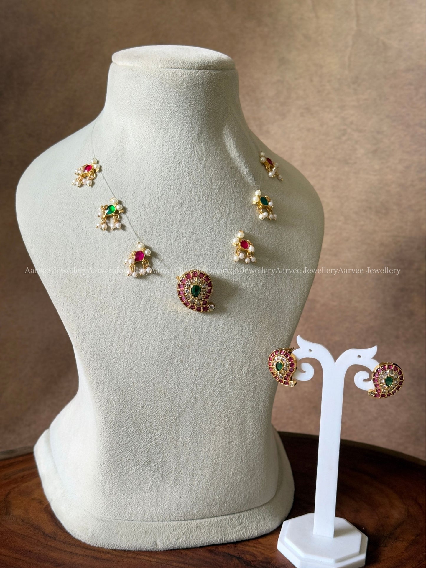 INVISIBLE CHAIN SET WITH RUBY / GREEN / WHITE KEMP STONE MANGO PENDANT