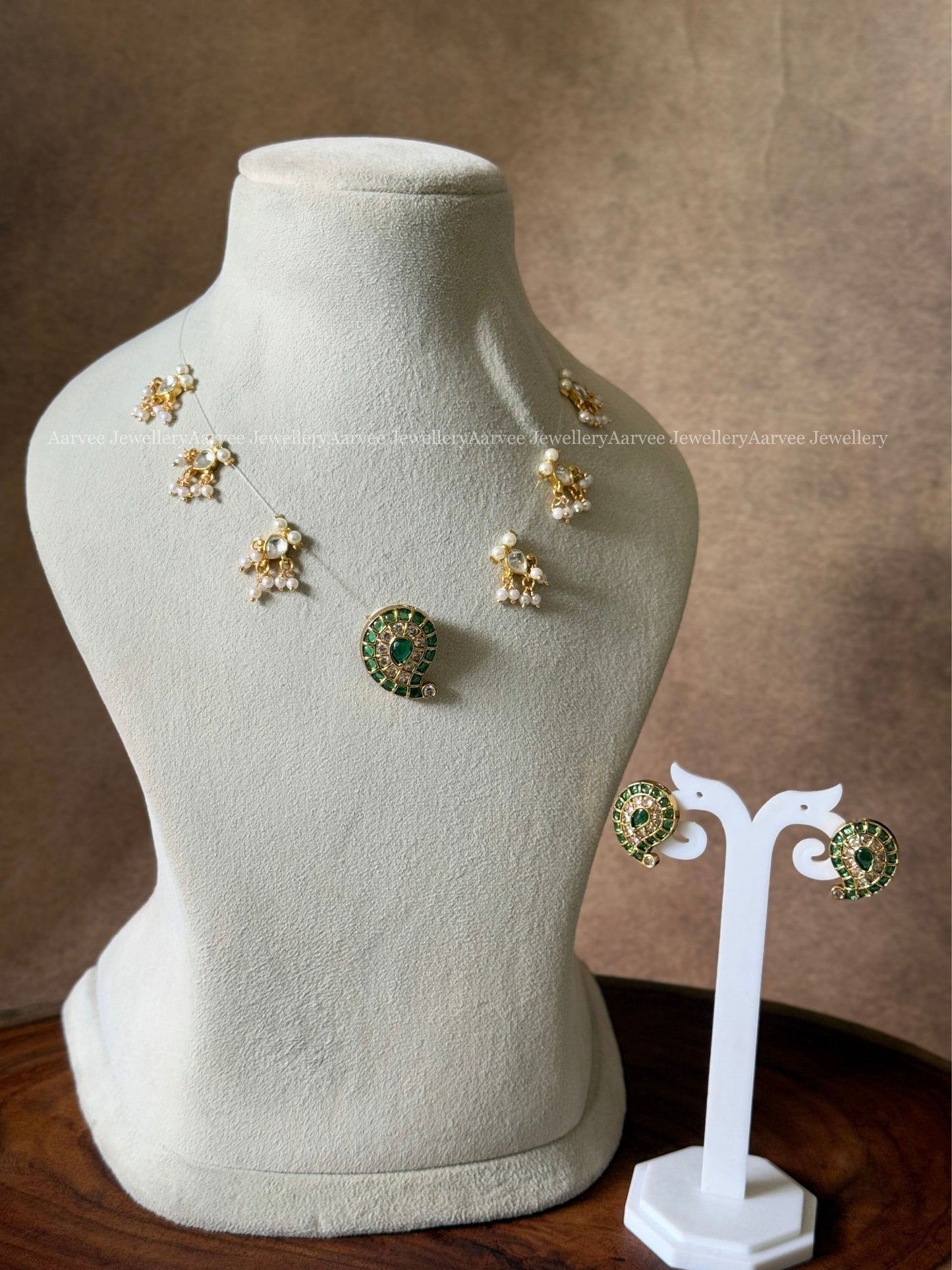 INVISIBLE CHAIN SET WITH GREEN KEMP STONE MANGO PENDANT