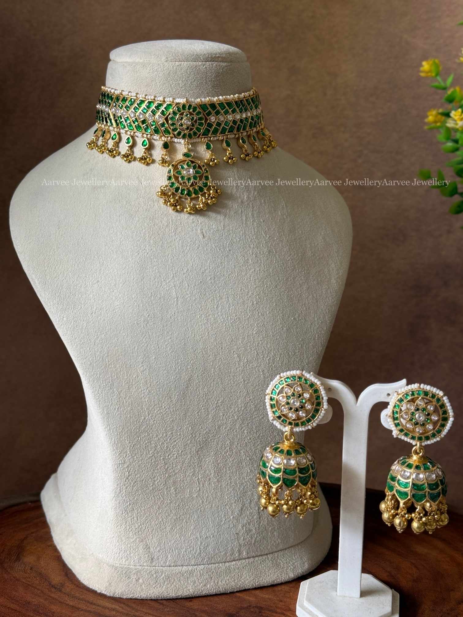 JADAU KUNDAN GREEN STONE BUTTA CHOKER AND JHUMKI WITH GOLD BEADS | ADITI INSPIRED