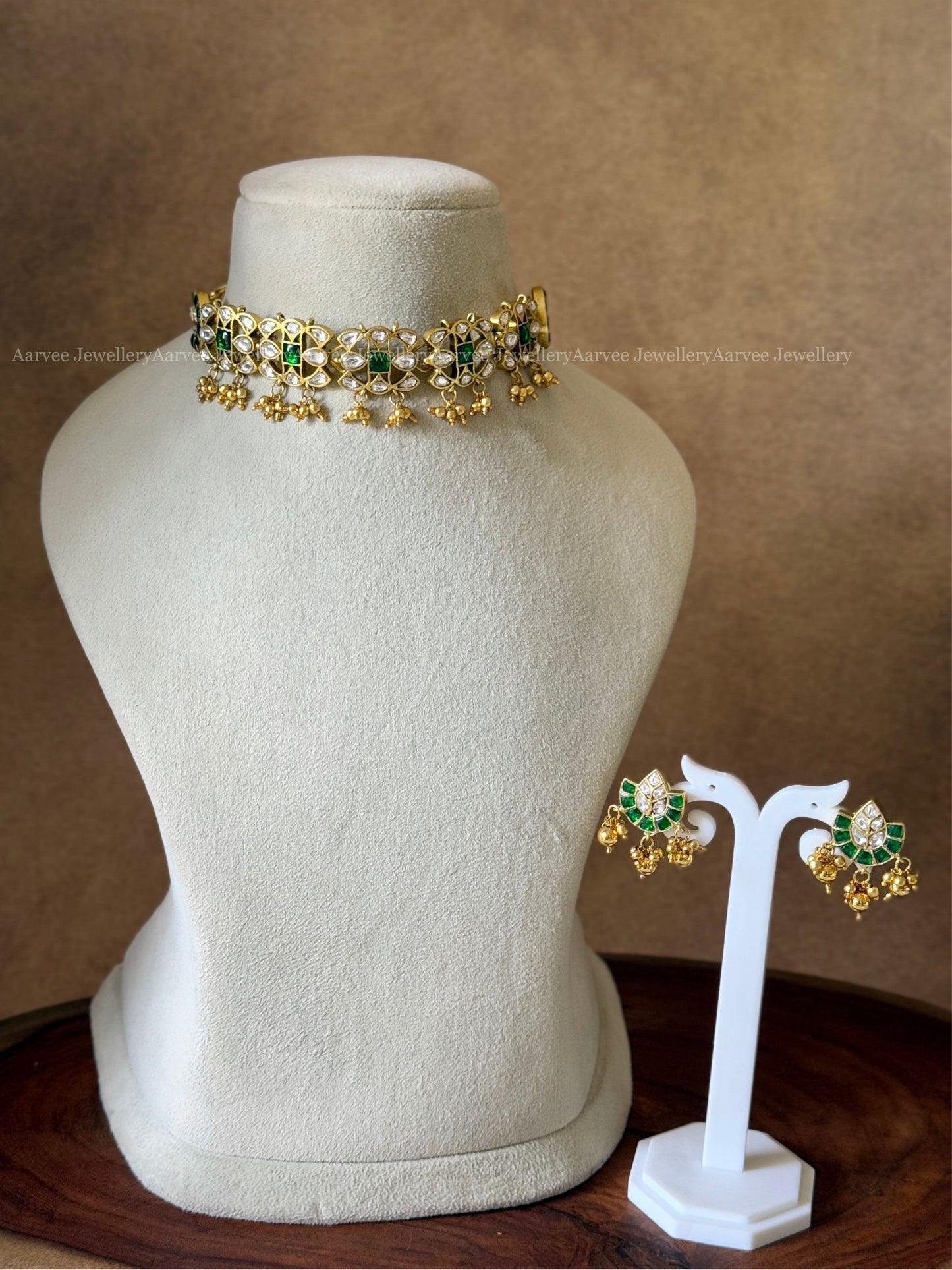 JADAU KUNDAN MINIMAL WHITE / GREEN STONE CHOKER SET WITH GOLD BEADS