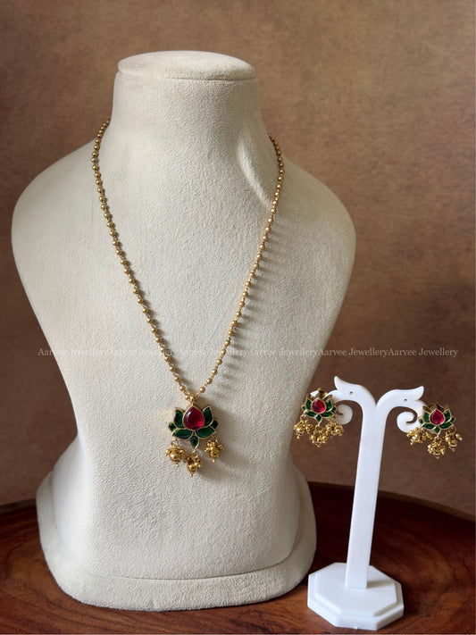 MINIMAL GOLD CHAIN WITH GREEN/ RUBY STONES LOTUS PENDANT SET