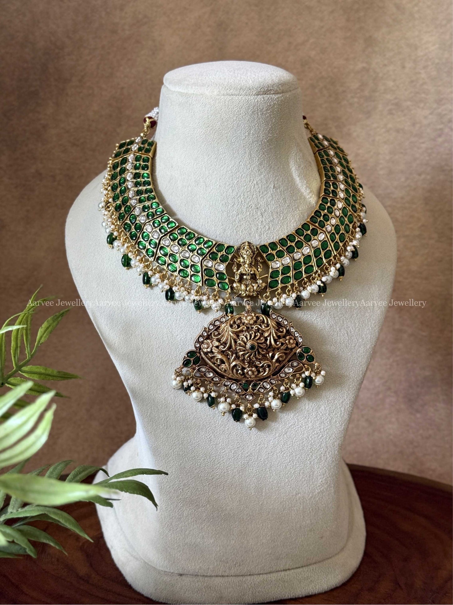 JADAU KUNDAN GREEN STONE STATEMENT NECKLACE WITH LAKSHMI PENDANT AND GREEN / PEARL BEADS