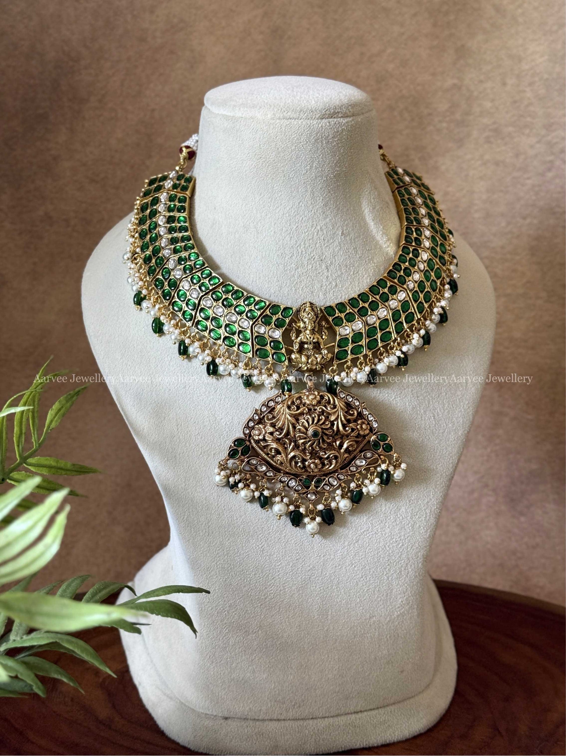 JADAU KUNDAN GREEN STONE STATEMENT NECKLACE WITH LAKSHMI PENDANT AND GREEN / PEARL BEADS