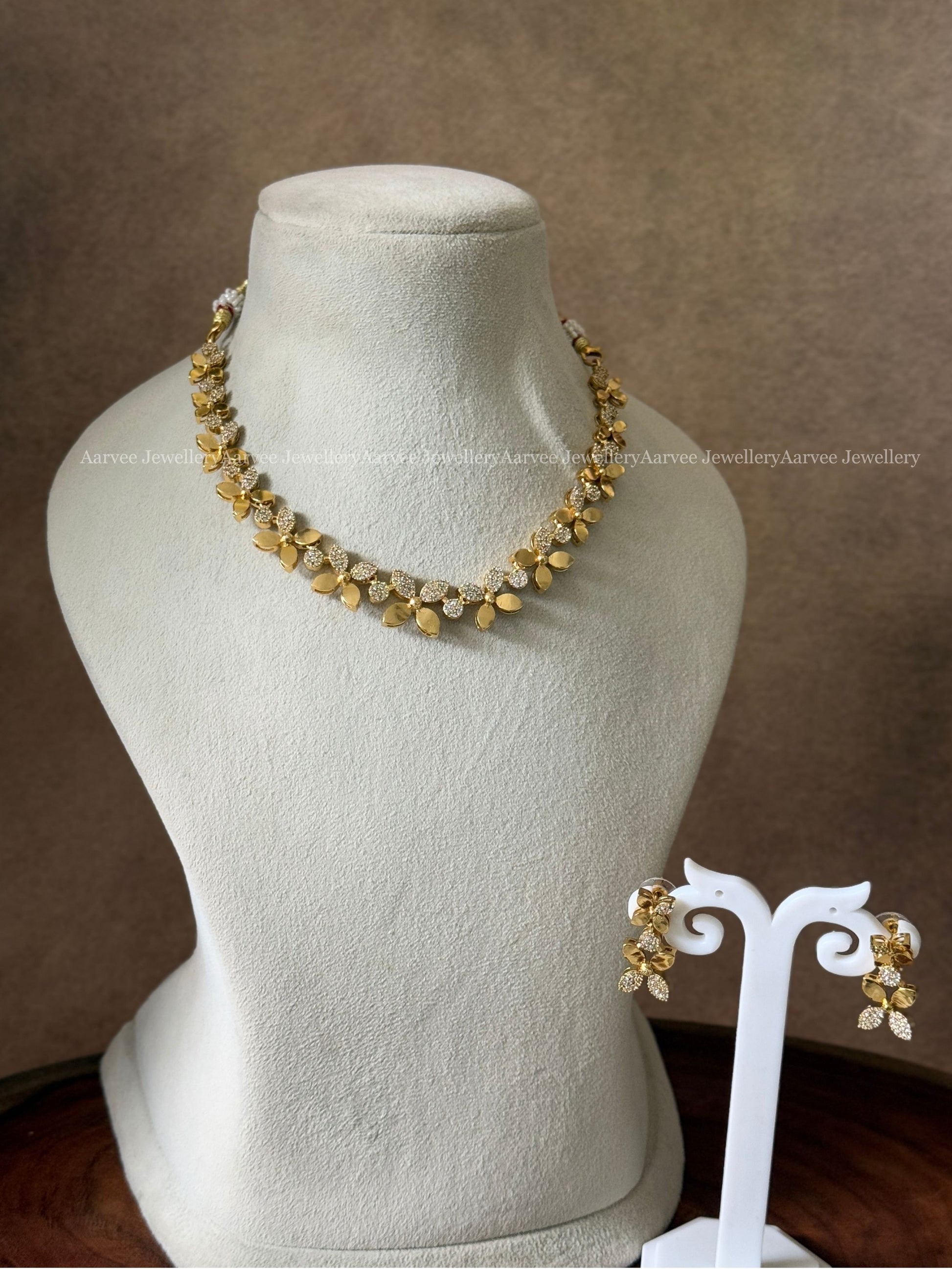 ELEGHANT WHITE AD STONE AND GOLD TONE FLORAL NECKLACE SET