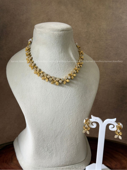ELEGHANT WHITE AD STONE AND GOLD TONE FLORAL NECKLACE SET