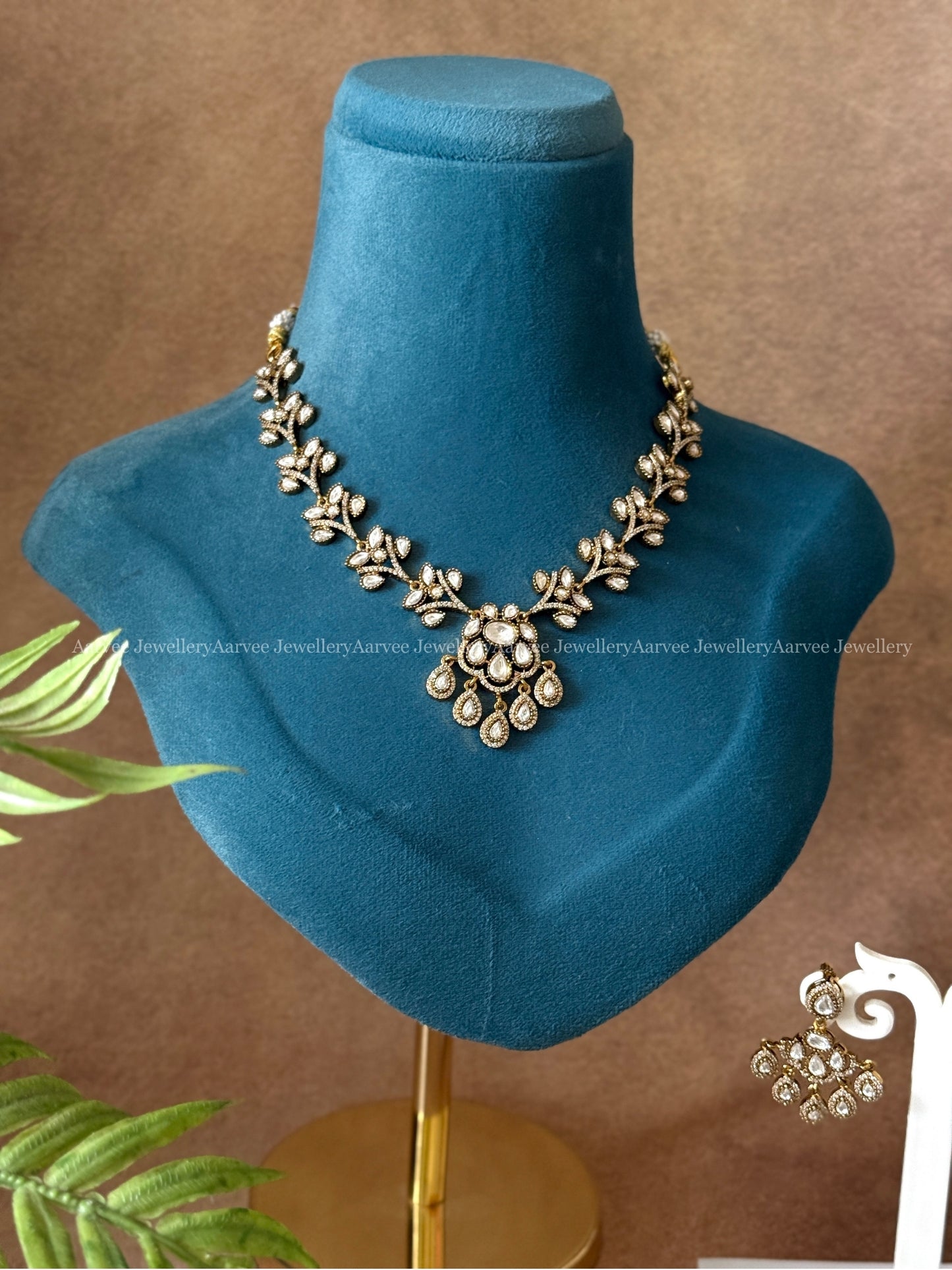 VICTORIAN WHITE STONES FLORAL NECKLACE SET