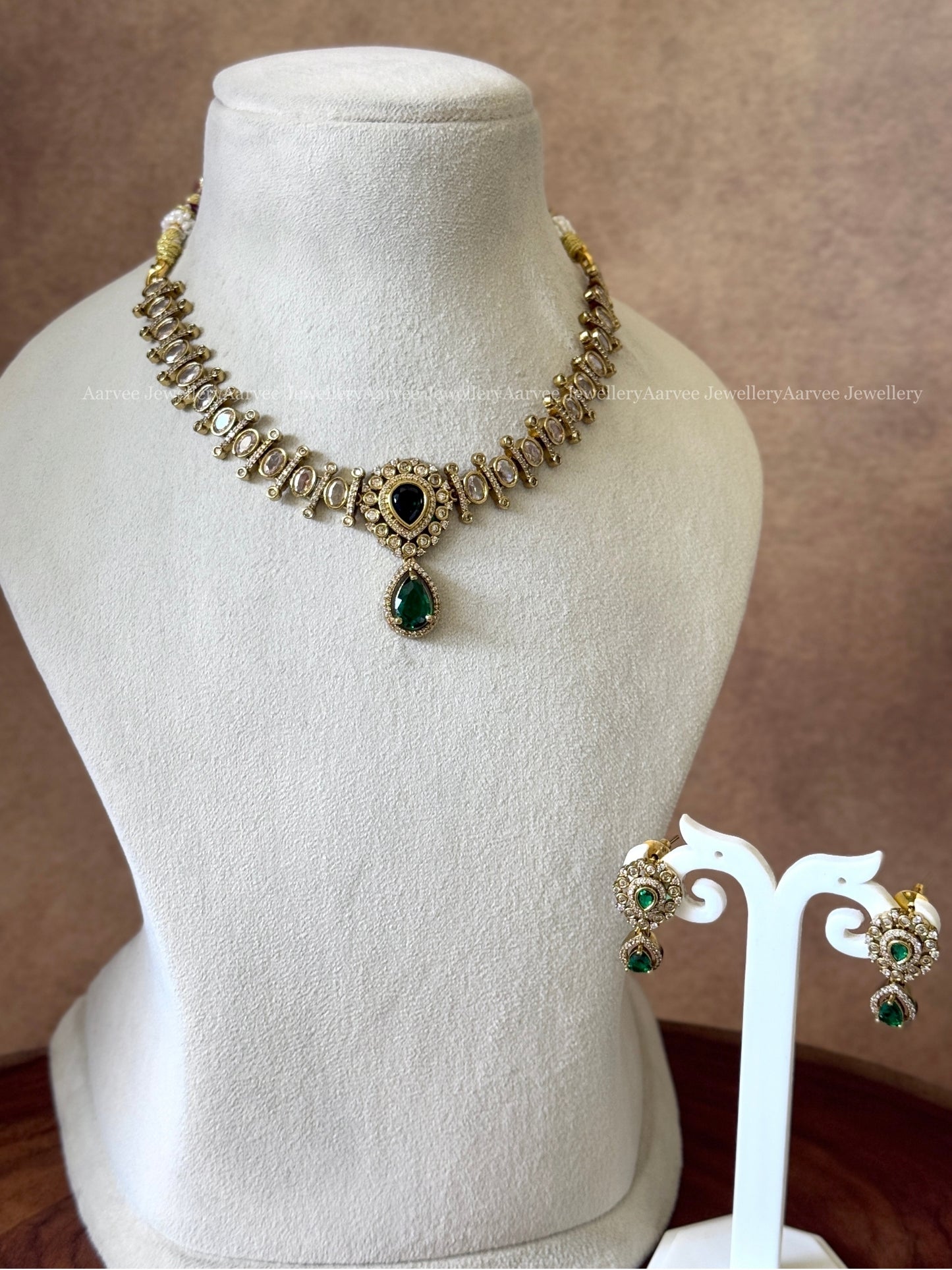 MINIMAL WHITE STONE VICTORIAN NECKLACE SET WITH GREEN TEAR DROP PENDANT